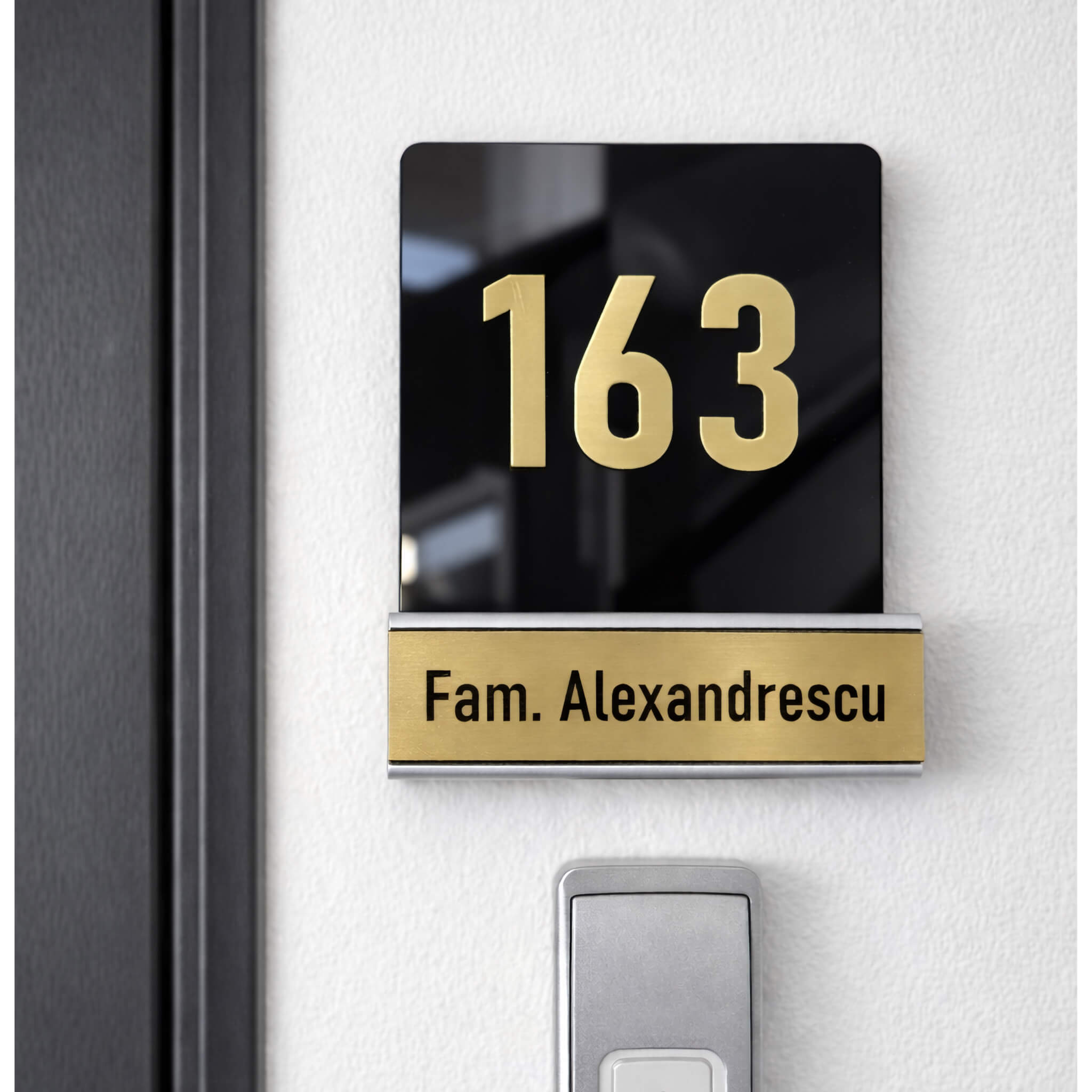 Placuta pentru usa de apartament cu numarul apartamentului si numele de familie al locatarului