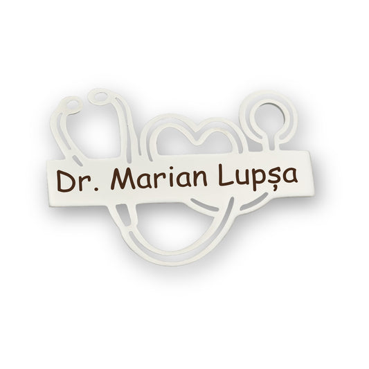 Ecuson medical forma stetoscop din inox cu finisaj argintiu (silver), personalizat prin gravura laser cu nume sau titlu.
