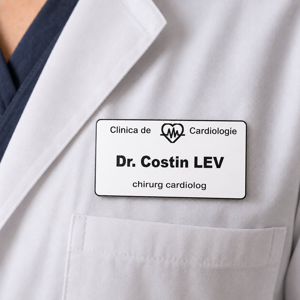 cuson personalizat 8x4 cm alb cu text negru, purtat la piept de medic