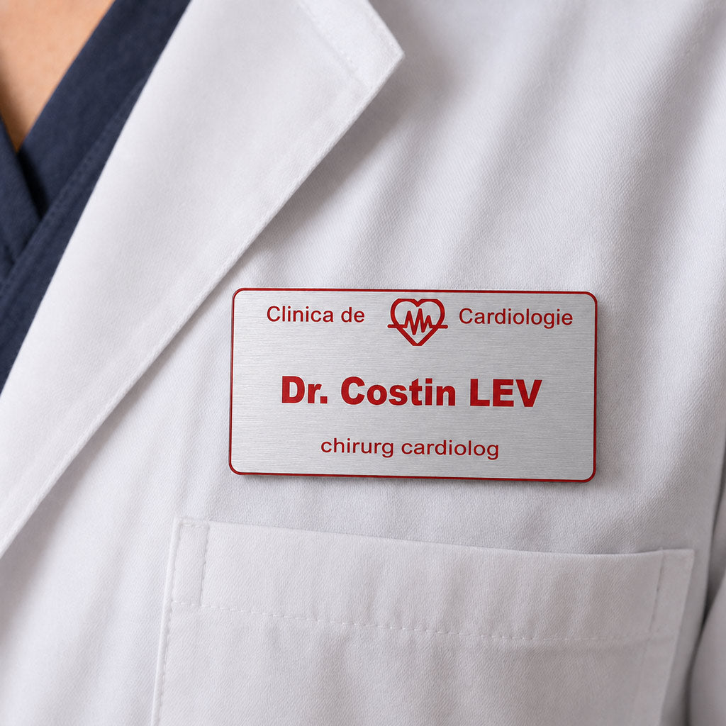 Ecuson personalizat 8x4 cm argintiu cu text rosu, purtat la piept de medic