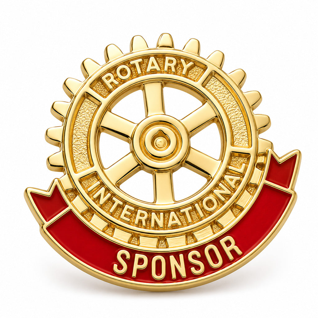 Emblema metalica aurie Rotary Club cu detalii in relief si o banda rosie la baza, pe fundal alb.