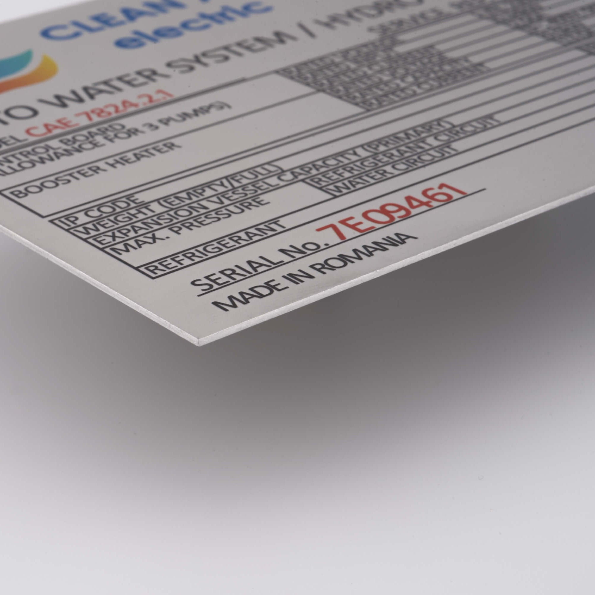 Eticheta industriala din aluminiu personalizata cu print UV, fabricat in Romania
