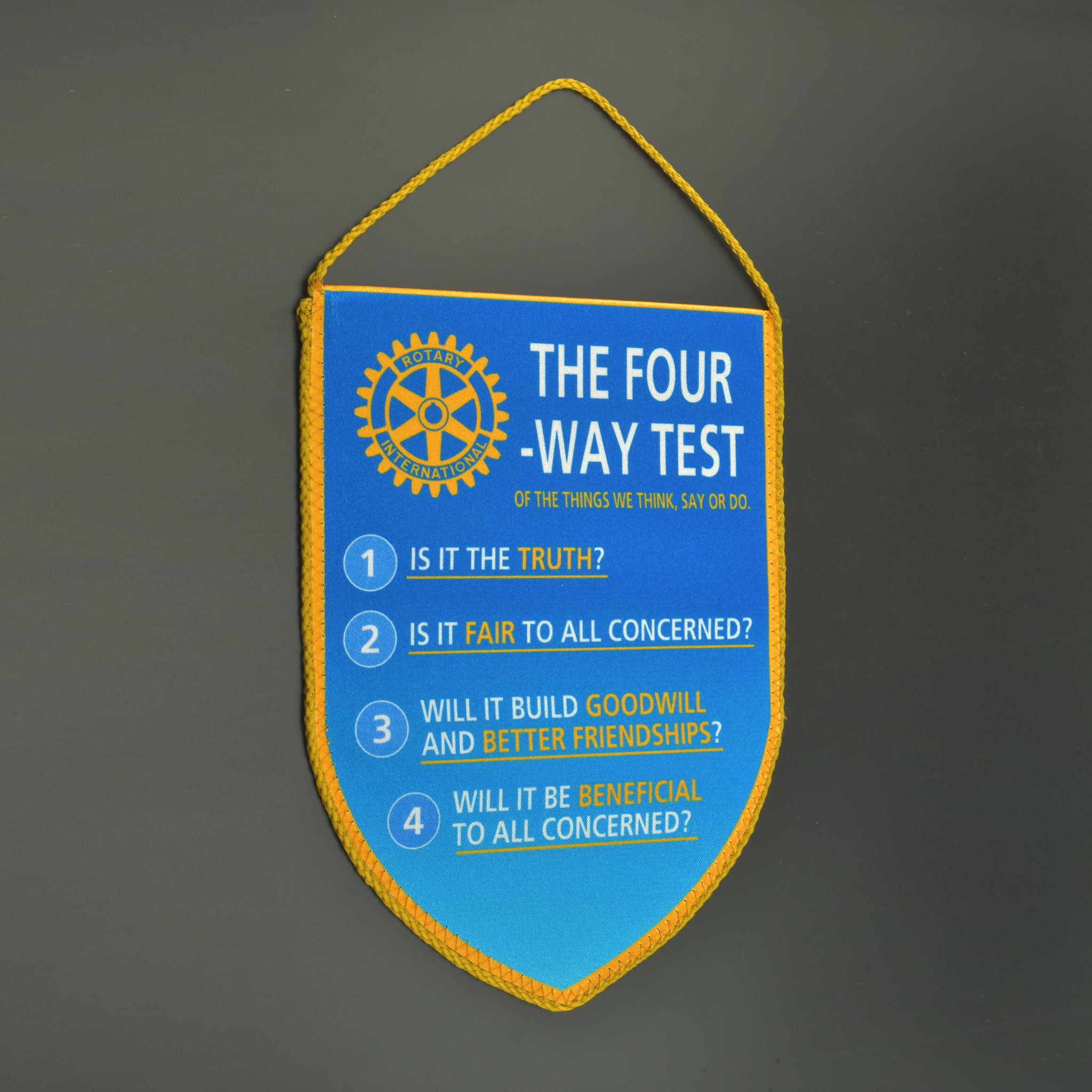 Spatele unui fanion textil albastru Rotary Club, dimensiune o suta cincizeci si cinei pe doua sute zece milimetri.
