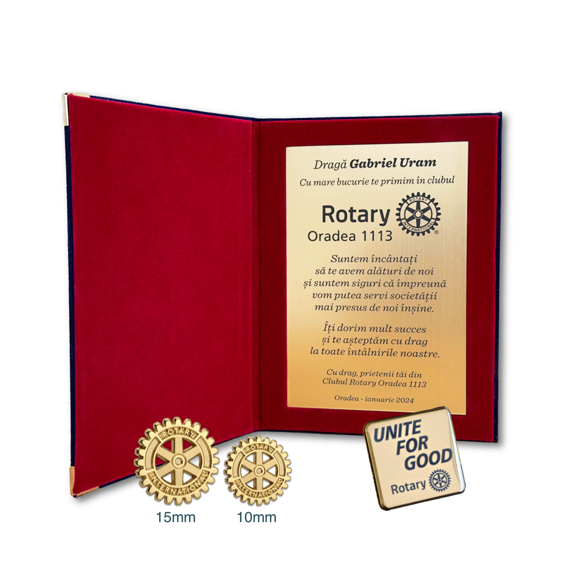 Pachet pentru membru nou Rotary Club care contine o mapa de plus cu  placuta gravata cu dedicatie de bun venit, doua insigne de membru de 15mm si 10mm si o insigna cu tema anului 2026-2026 Unite For Good