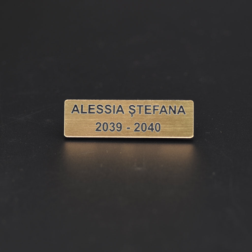 Tresă neagră de 50 × 115 mm, cu element metalic auriu personalizat