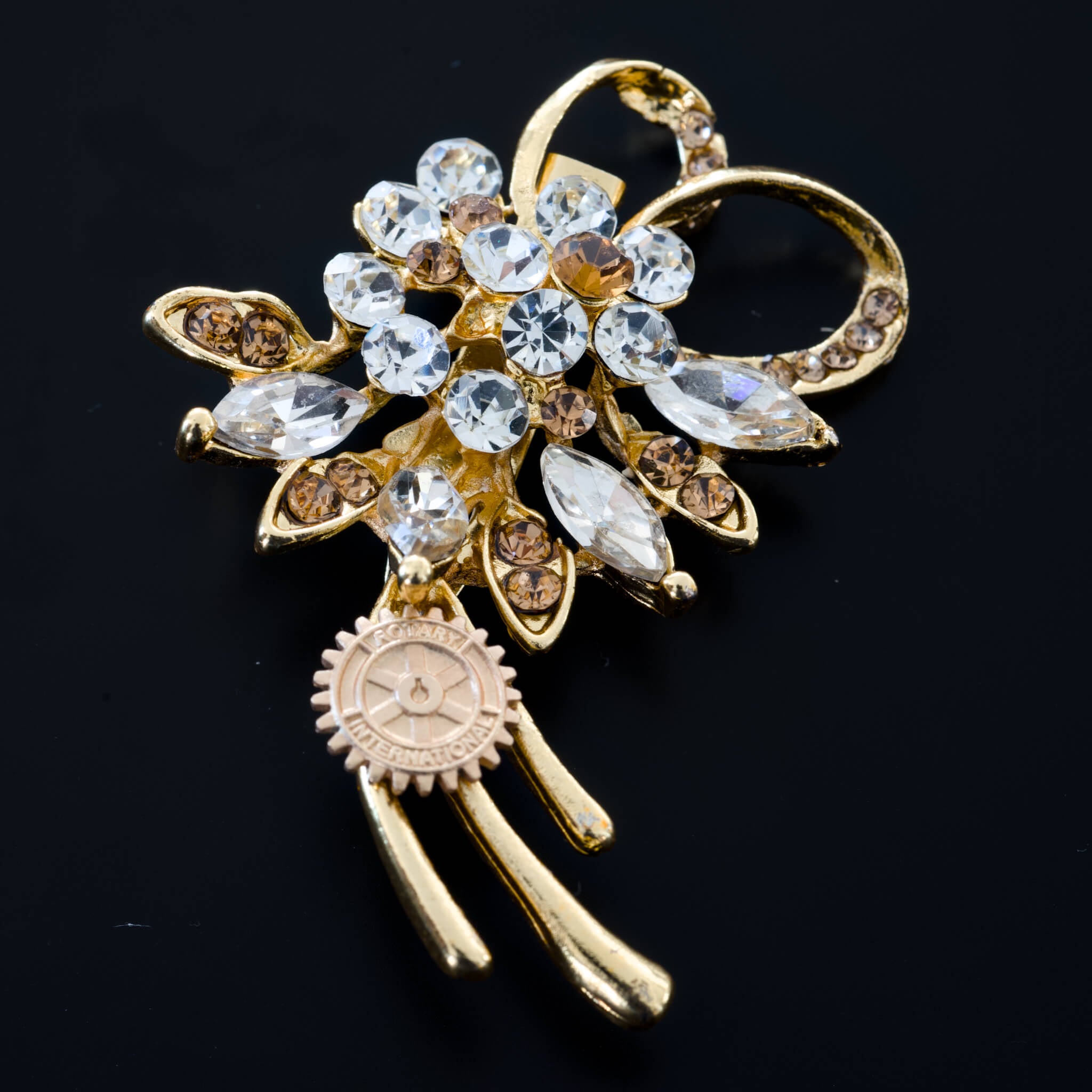 Brosa Rotary Panglica de Cristale, auriu, floare statement cu cristale transparente si sampanie