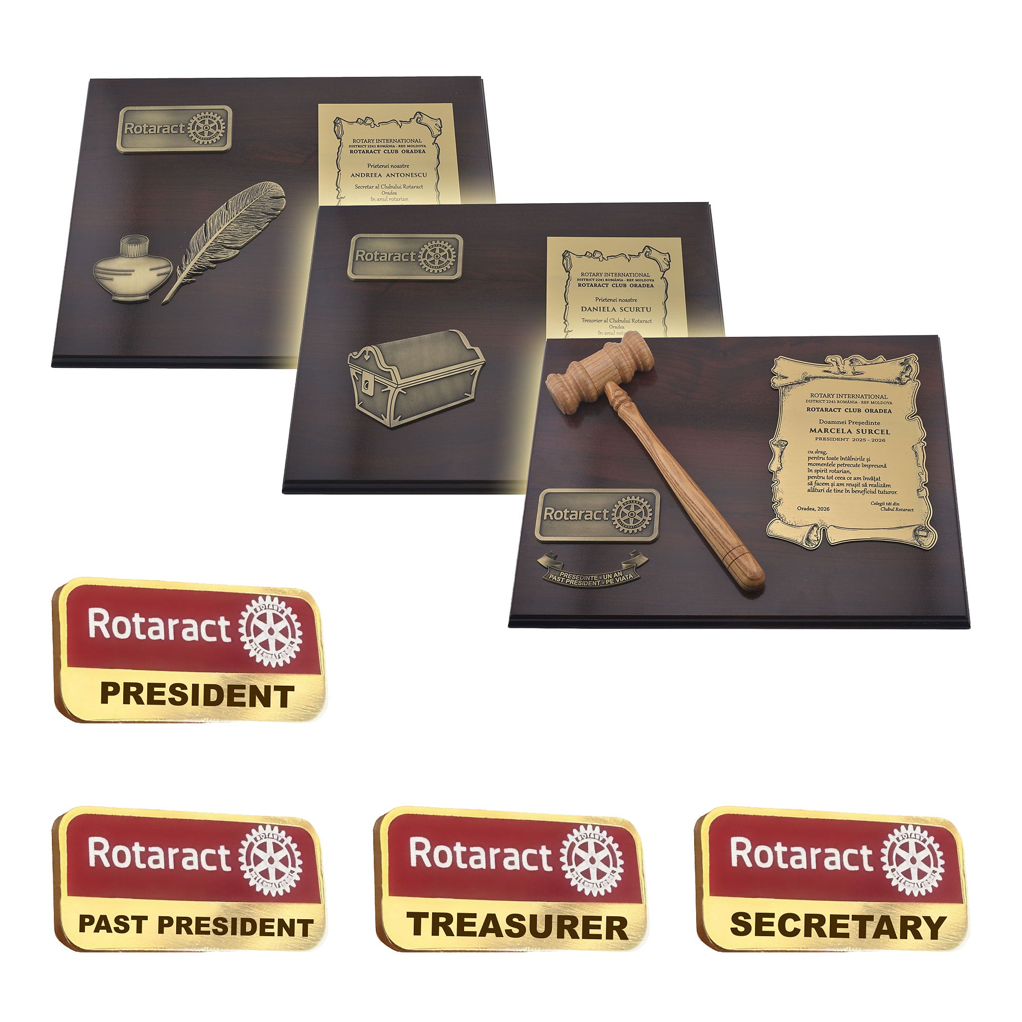 Pachet complet de protocol Deluxe pentru schimbare mandat Rotaract, compus din 3 placi mari din lemn si metal din aur periat si un set de 4 insigne metalice oficiale pentru board.