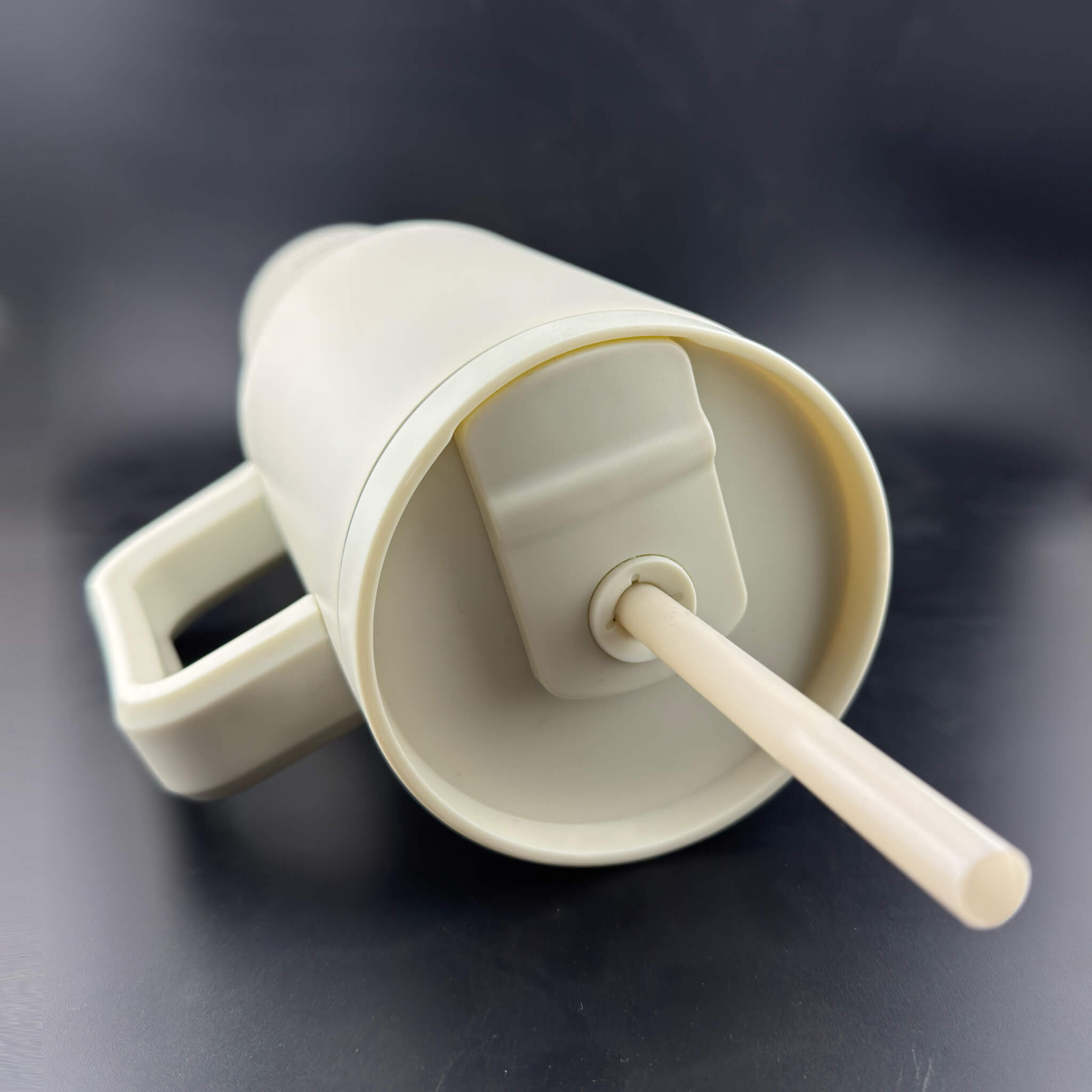 Detaliu capac cu pai reutilizabil pentru termos ecru mat