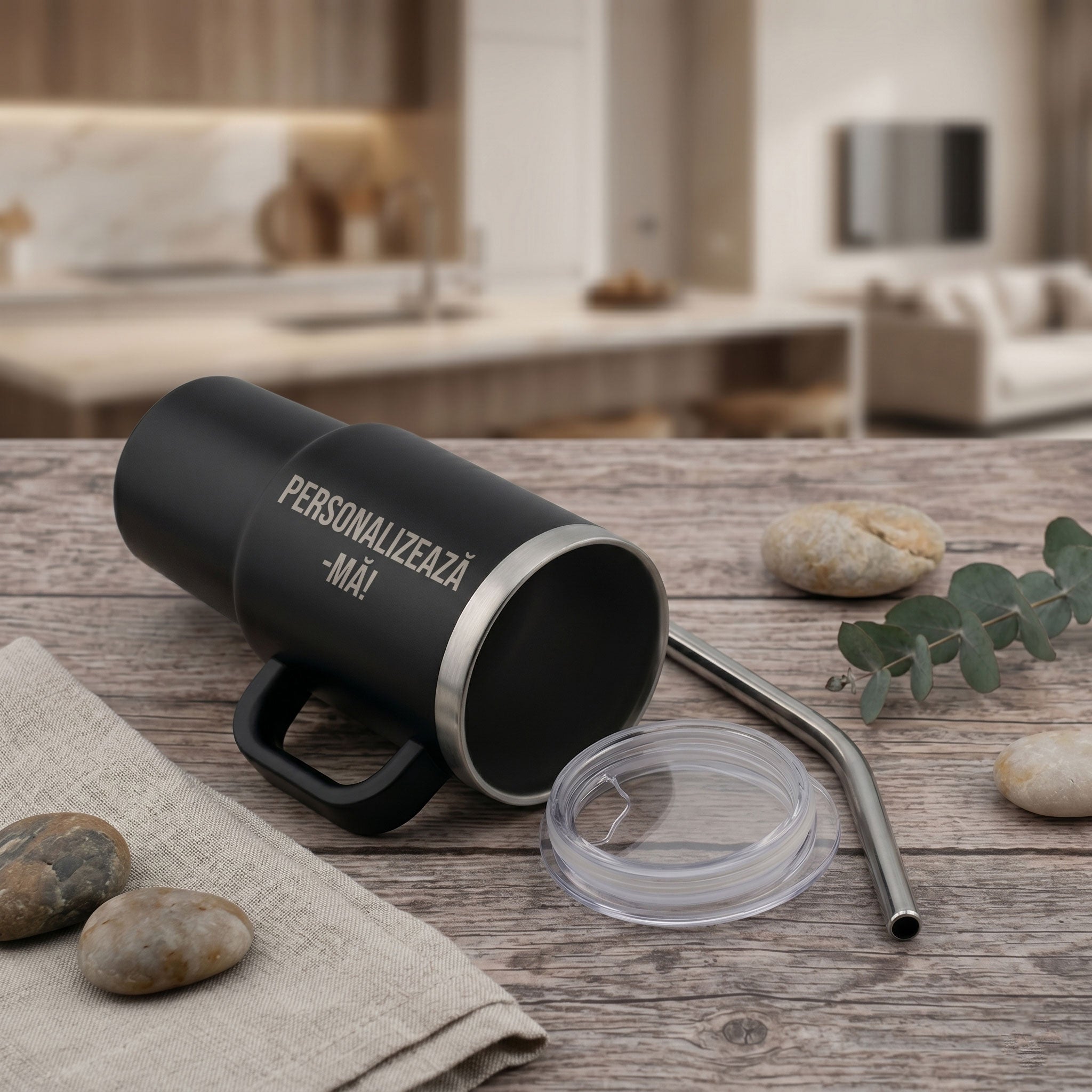 Detaliu capac transparent si pai reutilizabil pentru cana termos de 890ml personalizabila.