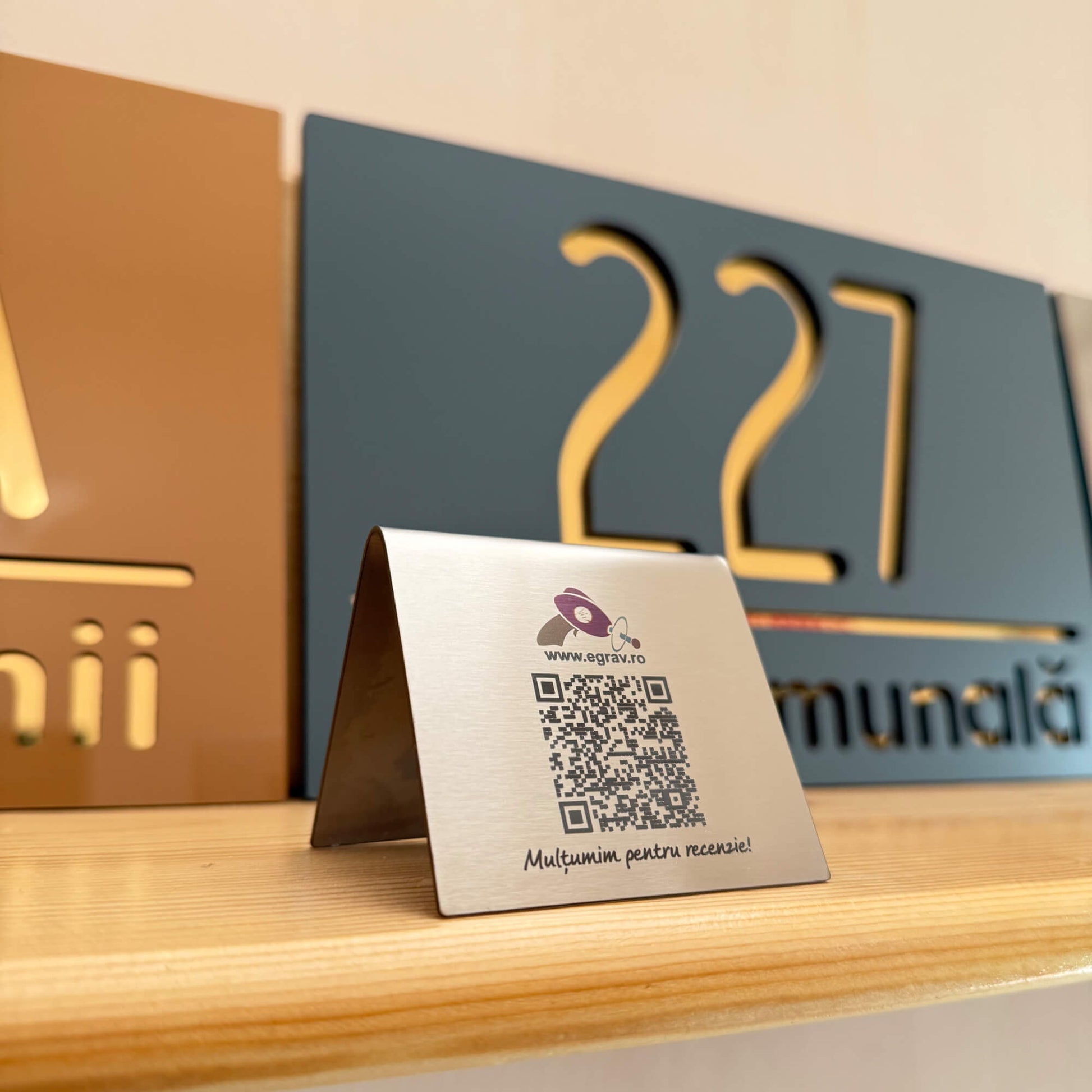 Prim-plan suport metalic cod QR personalizat