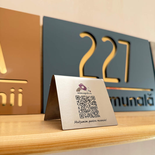 Prim-plan suport metalic cod QR personalizat