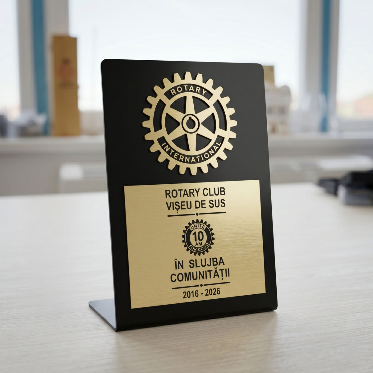 Distinctie personalizata tip trofeu cu finisaj auriu periat si gravura neagra
