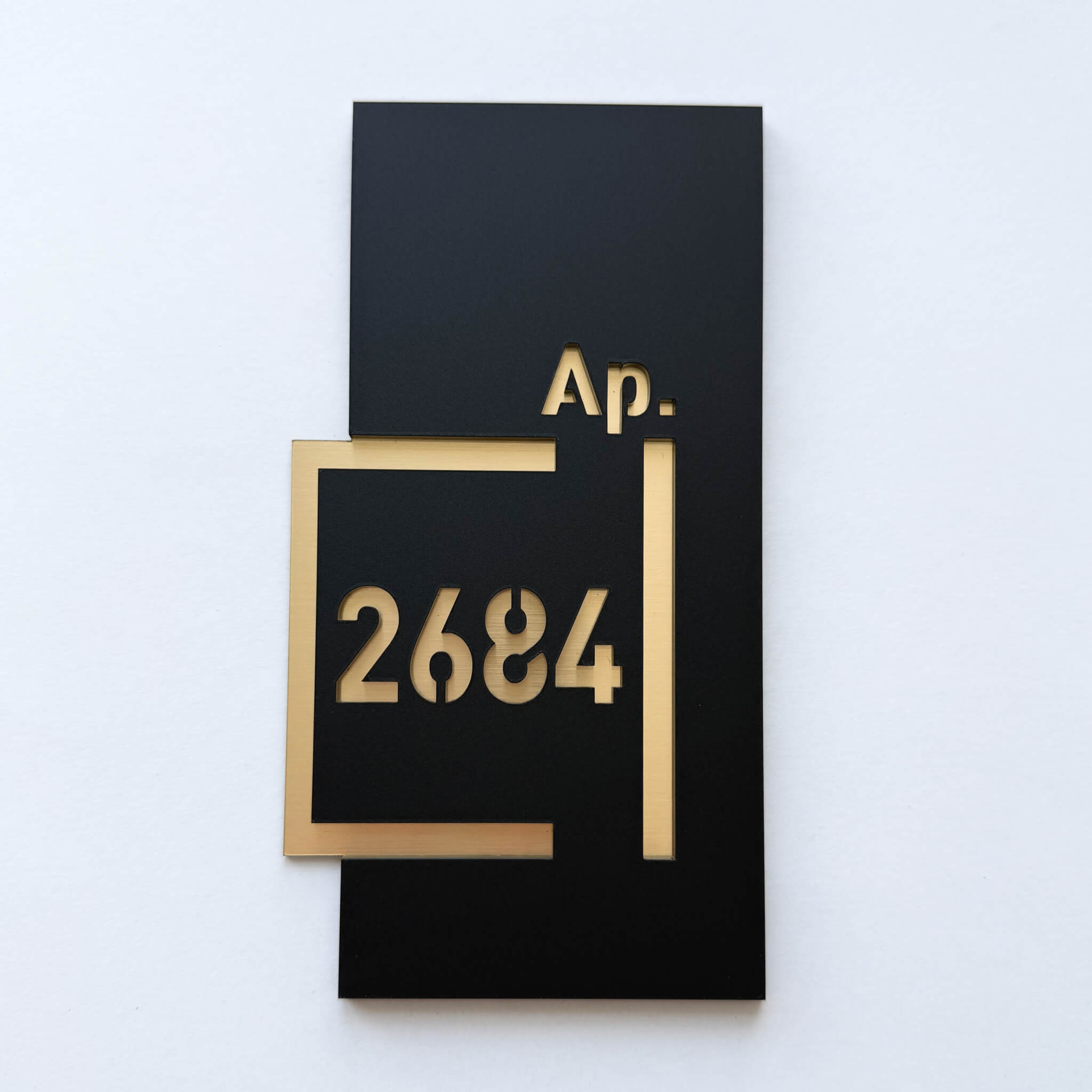 EDGE numar apartament negru mat cu auriu periat vedere din fata