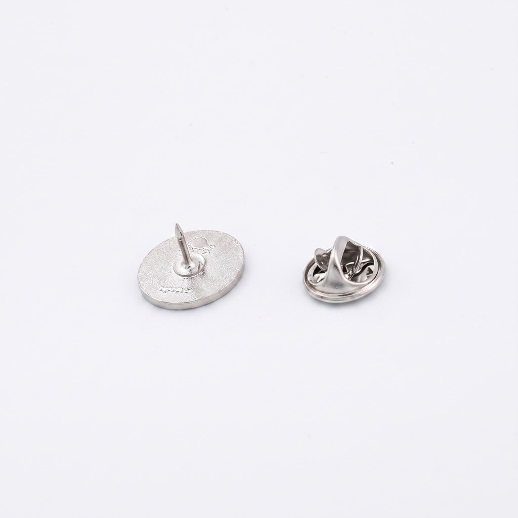 Insigna metalica personalizabila de forma rotunda, finisaj argintiu nichelat de 1.5 cm diametru, dotata cu ac si clema fluture pentru fixare.