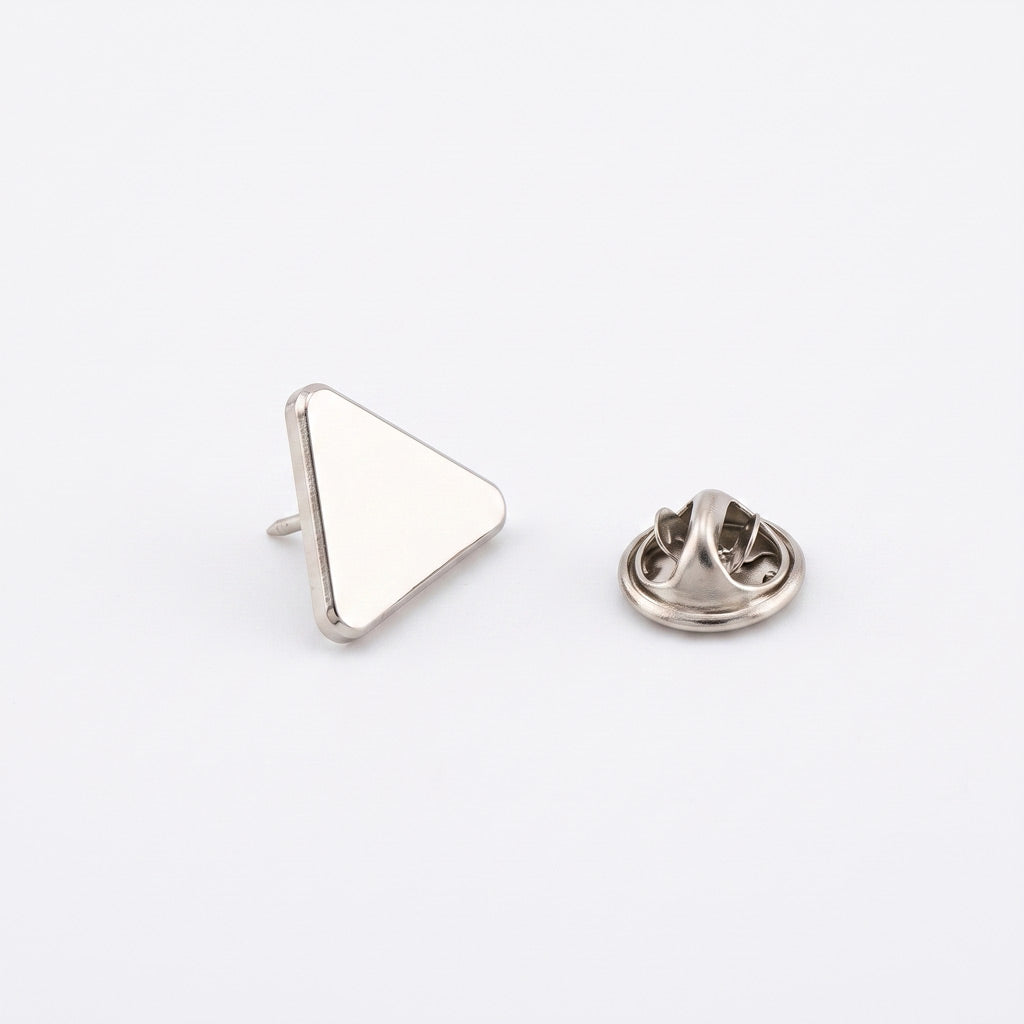 Insigna metalica personalizabila de forma triunghi echilateral din gama silver, dimensiune latura 1.5 cm, cu ac si clema fluture pentru rever.