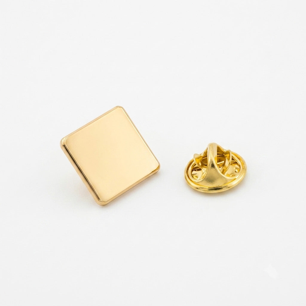 Insigna metalica personalizabila de forma patrata, finisaj auriu lucios de 15x15 mm, prevazuta cu ac si fluture de fixare pentru haine.
