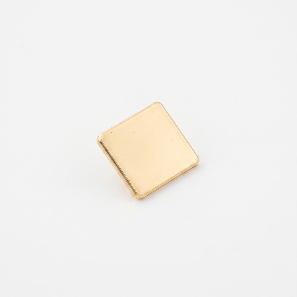 Insigna metalica personalizabila de forma patrata, finisaj auriu lucios de 15x15 mm, prevazuta cu ac si fluture de fixare pentru haine.