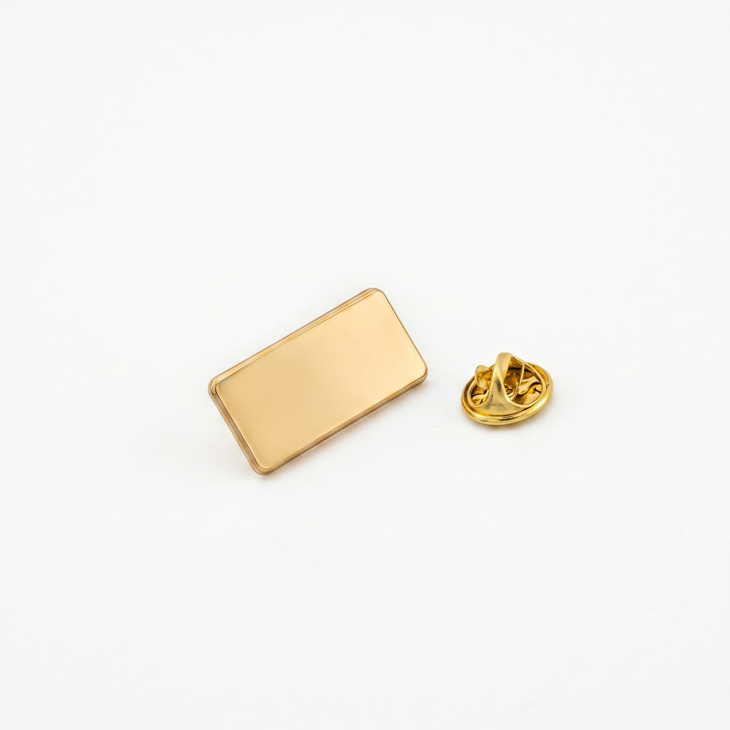 Insigna metalica dreptunghiulara personalizabila de culoare aurie, dimensiune 2.5x1.2 cm, cu sistem de prindere tip fluture pentru rever.