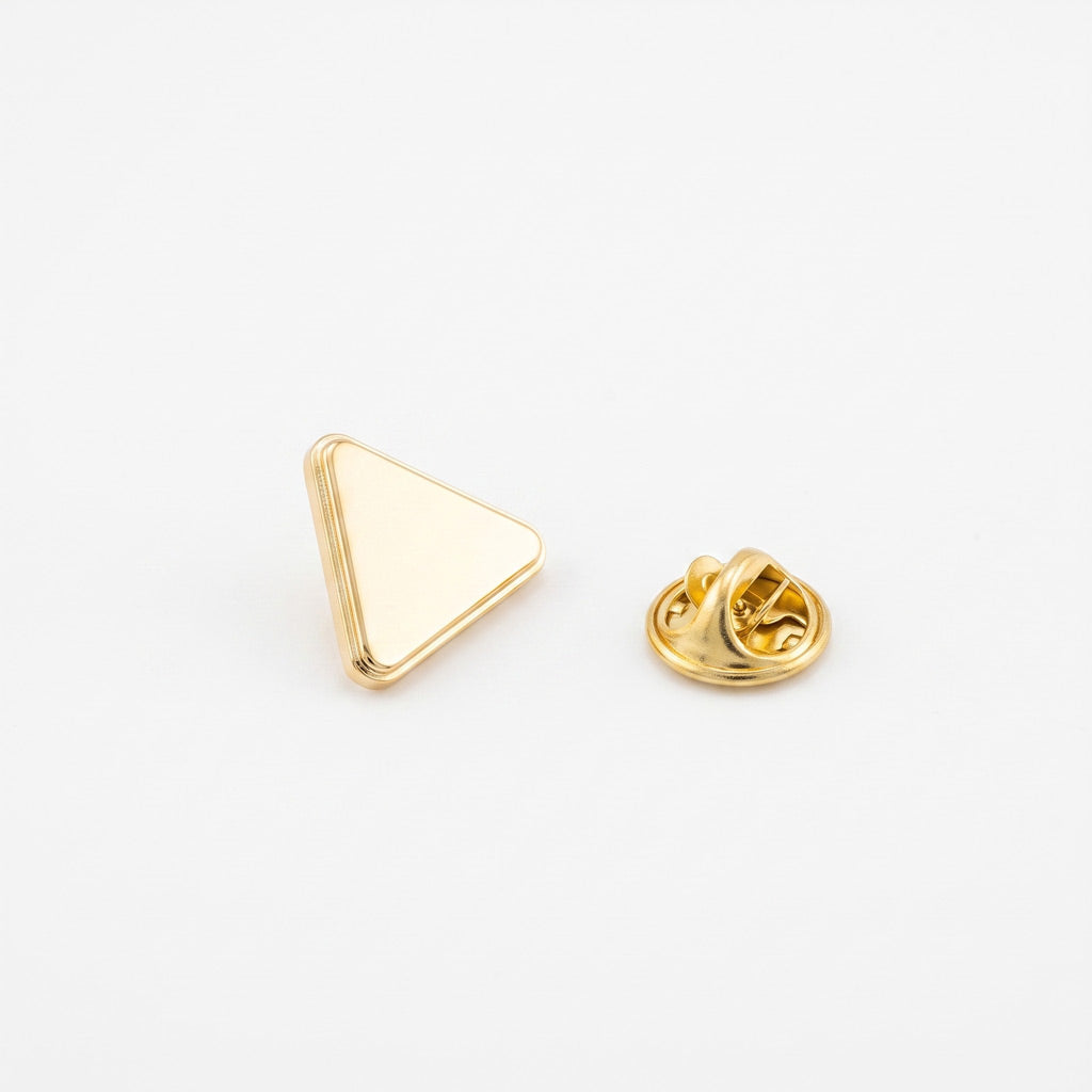 Insigna metalica personalizabila in forma de triunghi echilateral din gama golden, latura de 1.5 cm, dotata cu ac de prindere si clema fluture aurie.