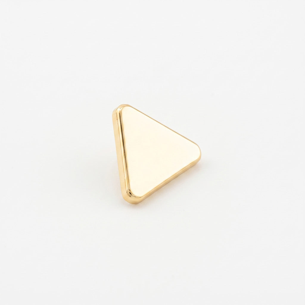 Insigna metalica personalizabila in forma de triunghi echilateral din gama golden, latura de 1.5 cm, dotata cu ac de prindere si clema fluture aurie.