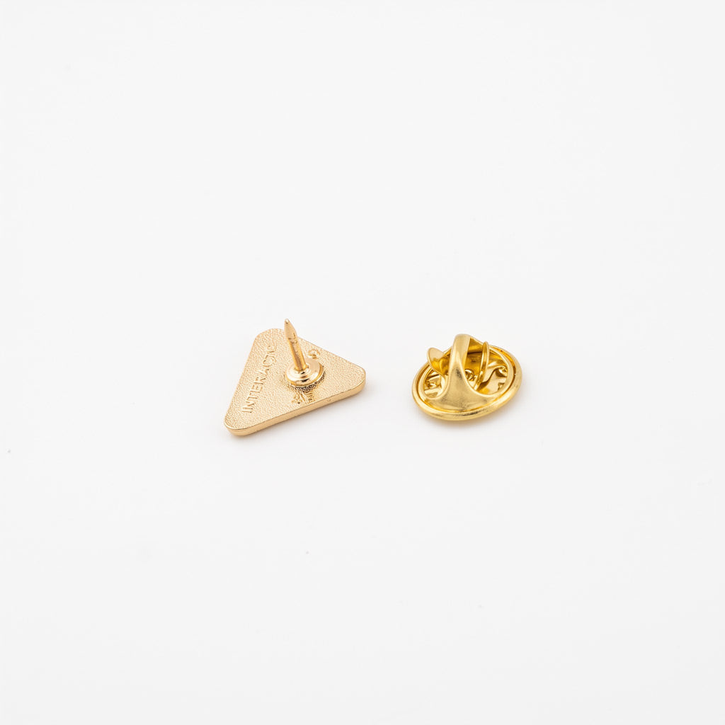 Insigna metalica personalizabila in forma de triunghi echilateral din gama golden, latura de 1.5 cm, dotata cu ac de prindere si clema fluture aurie.