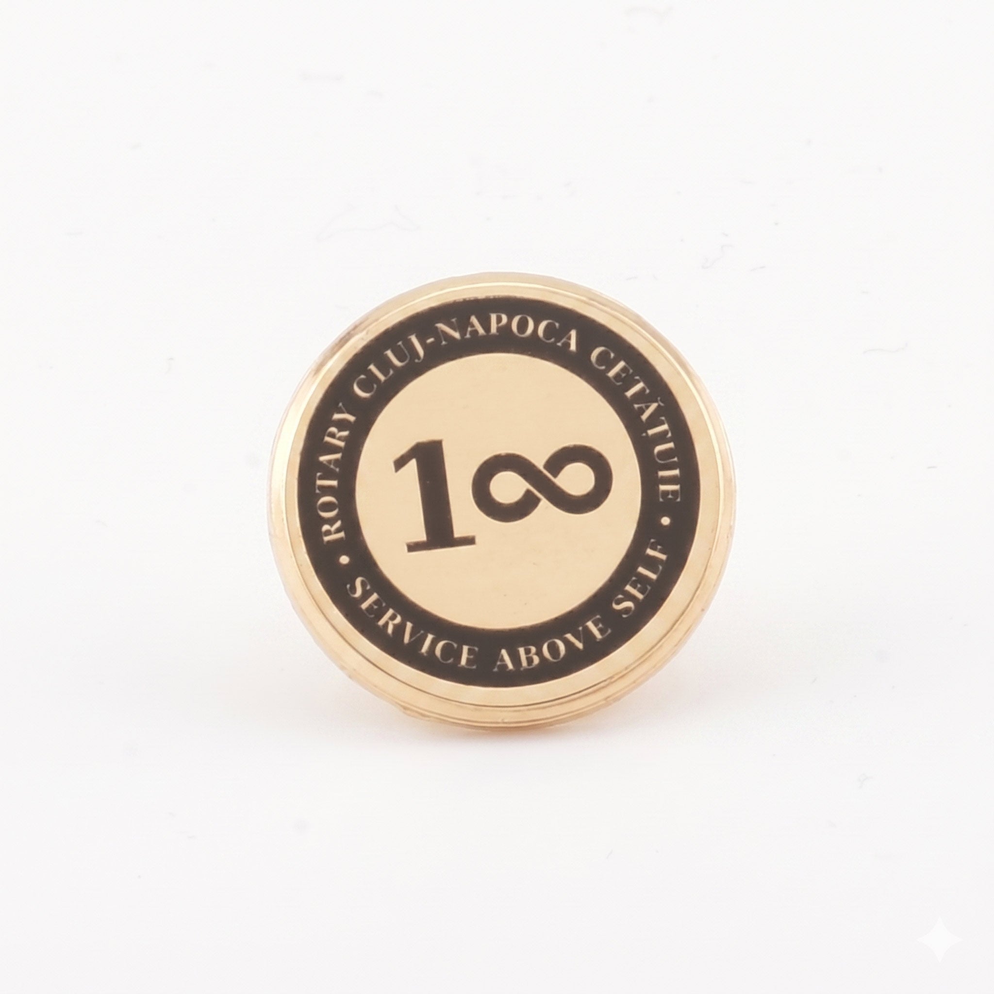Insigna metalica tip pin Rotary cu diametru de 15 mm, finisaj auriu si text personalizat pe margine.