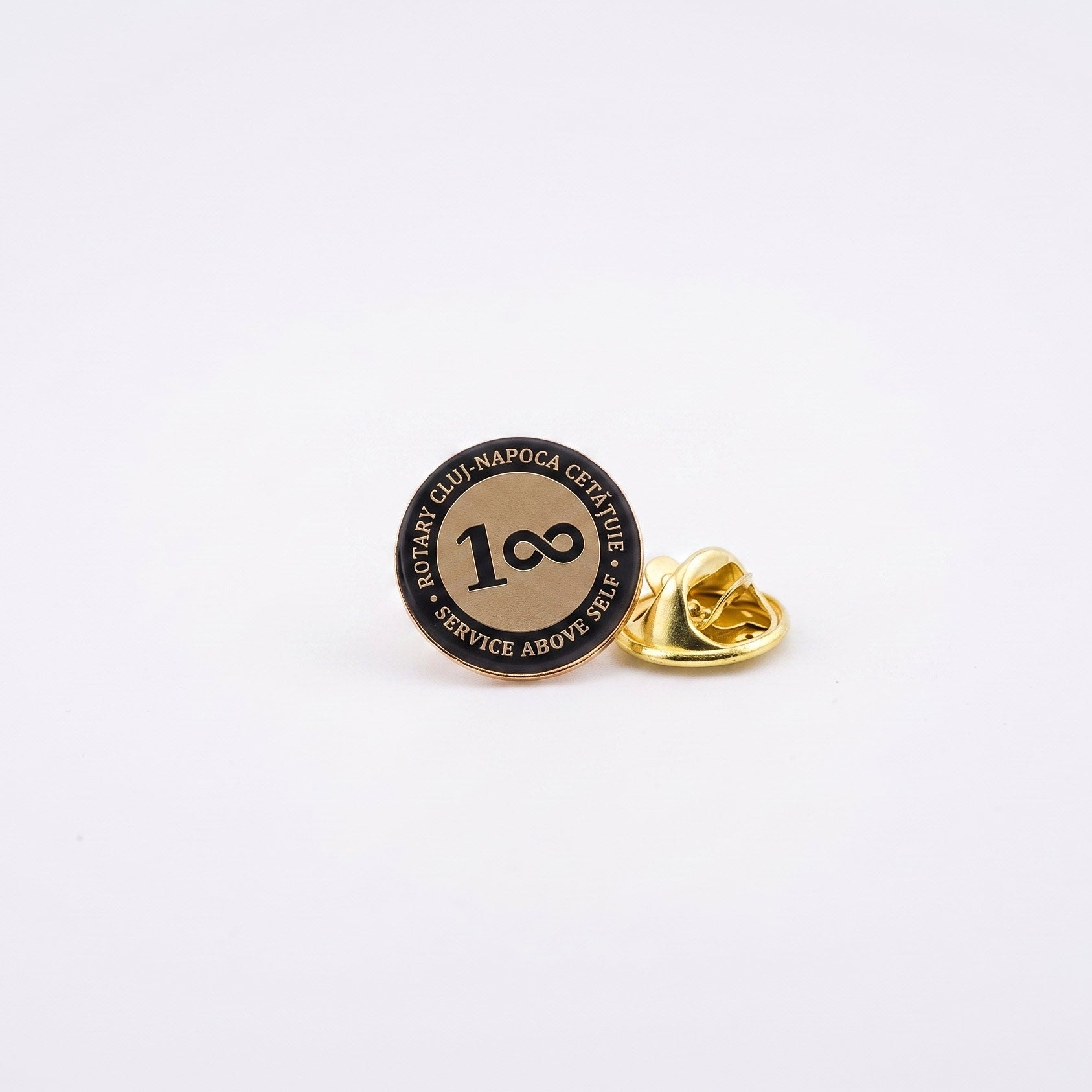 Insigna metalica tip pin Rotary in varianta bronz neted, cu design personalizat si clema de prindere.