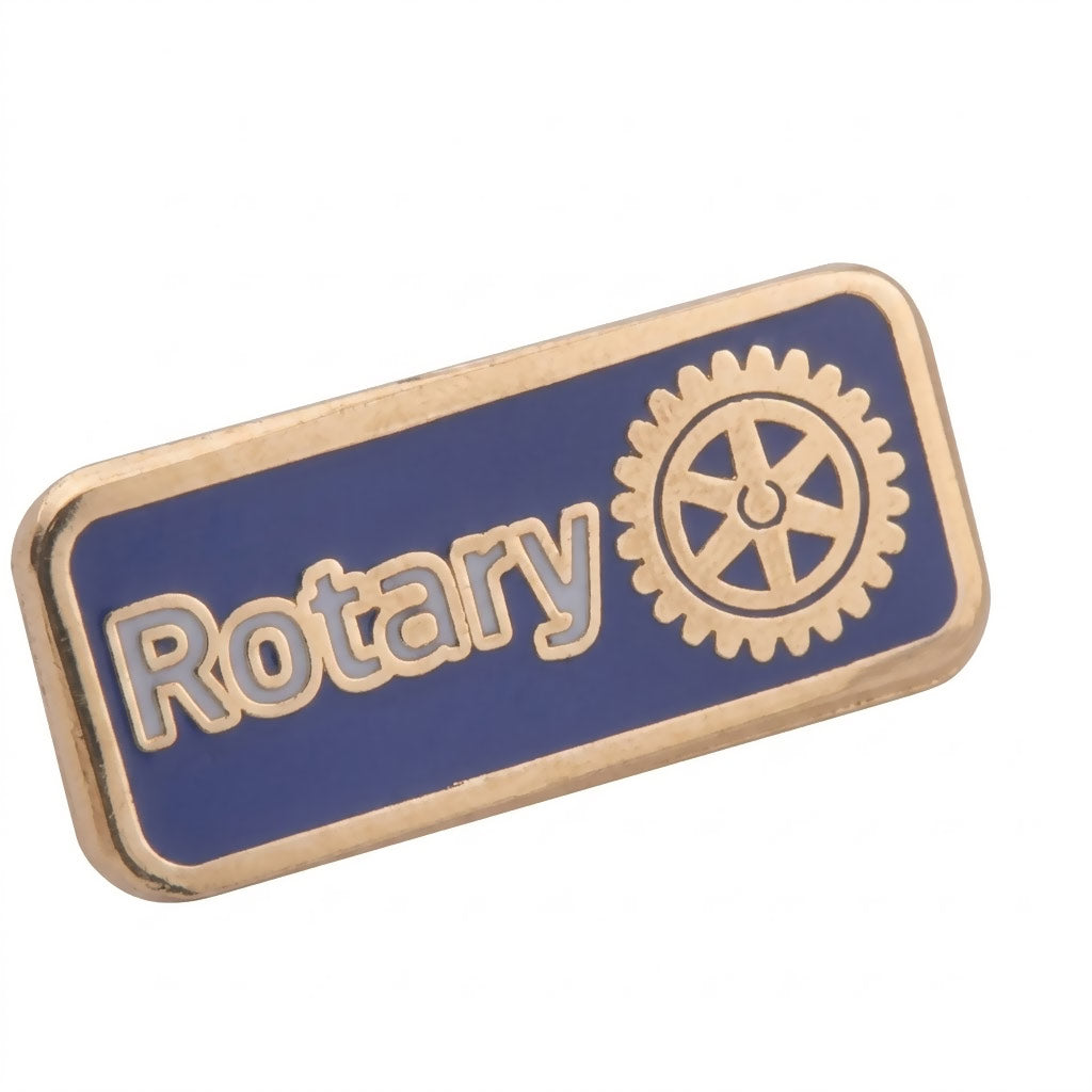 Insigna metalica tip pin Rotary dreptunghiulara cu fundal emailat uniform si text evidentiat prin margini reliefate.