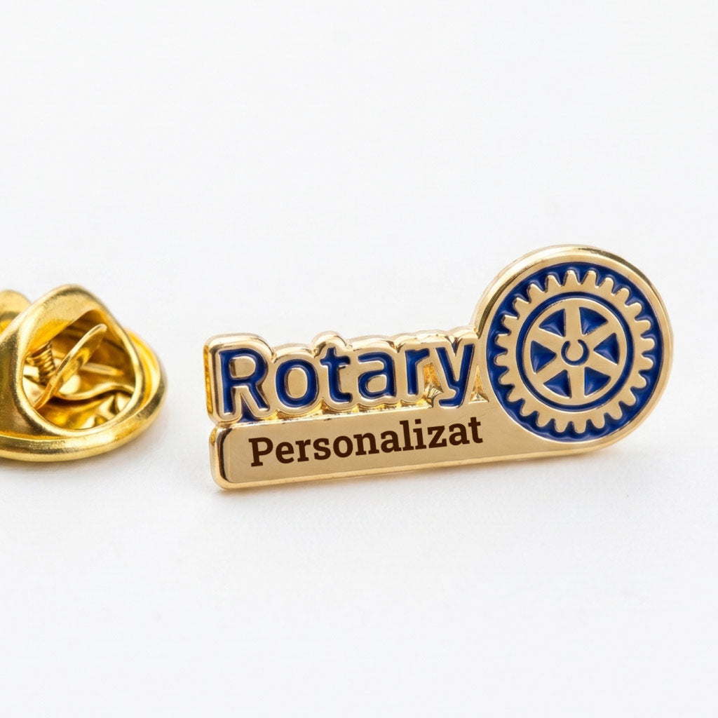Insigna metalica tip pin Rotary cu zona inferioara personalizata cu text, alaturi de clema de prindere.