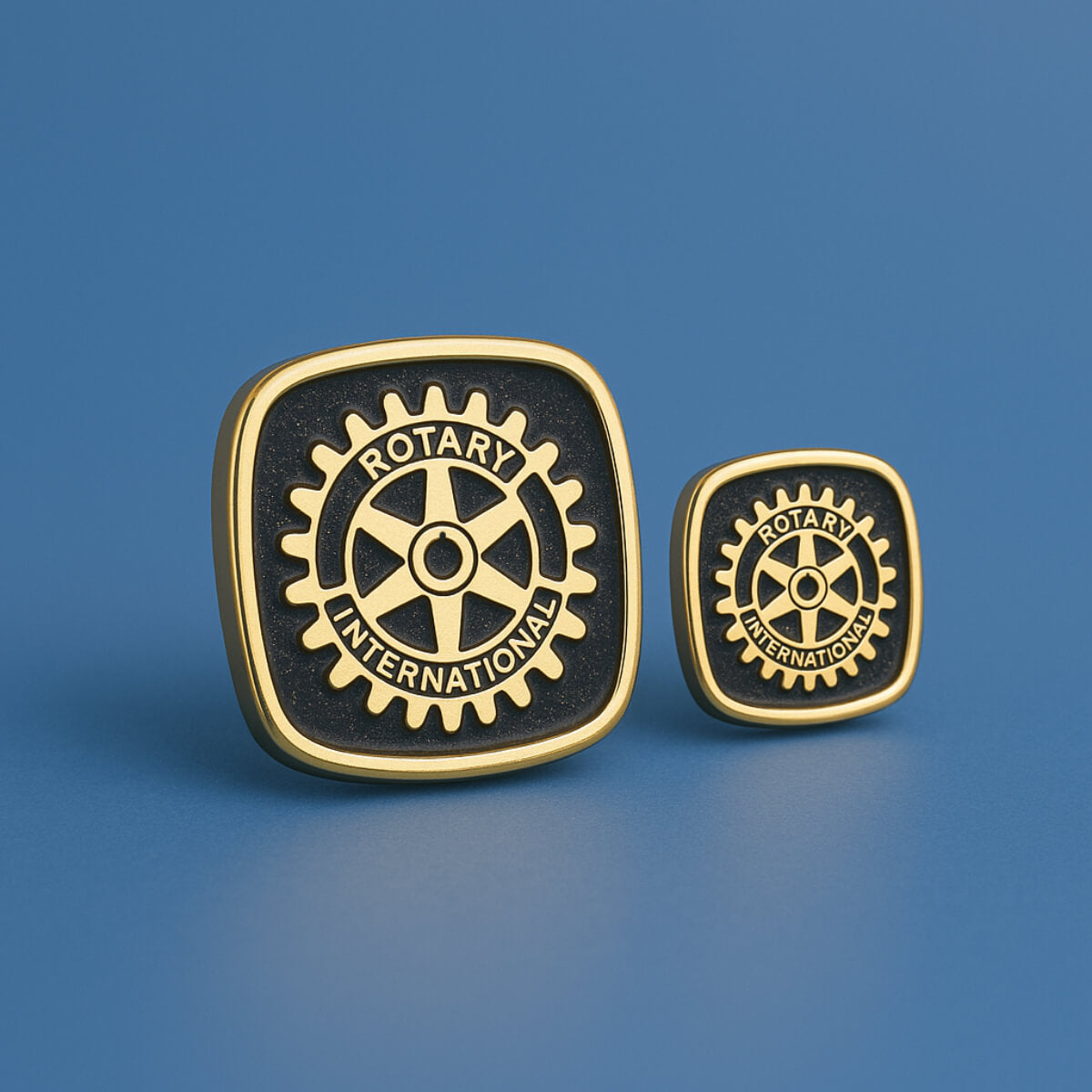 Insigne membru Rotary Aurite cu email negru metalizat in doua dimensiuni