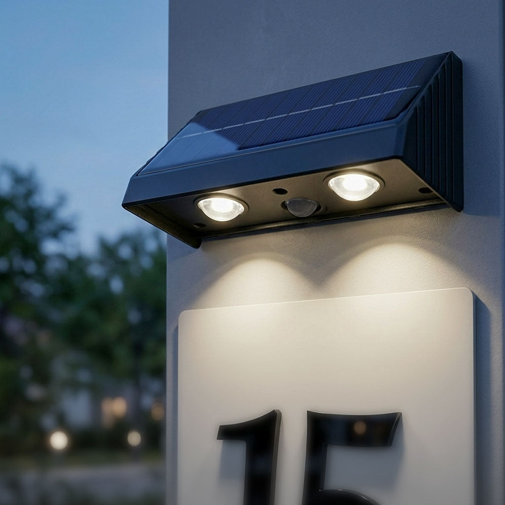 Lampa solara LED pentru numar de casa, cu fascicul de lumina orientat in jos, montata deasupra unei placute de identificare intr-un decor de seara.