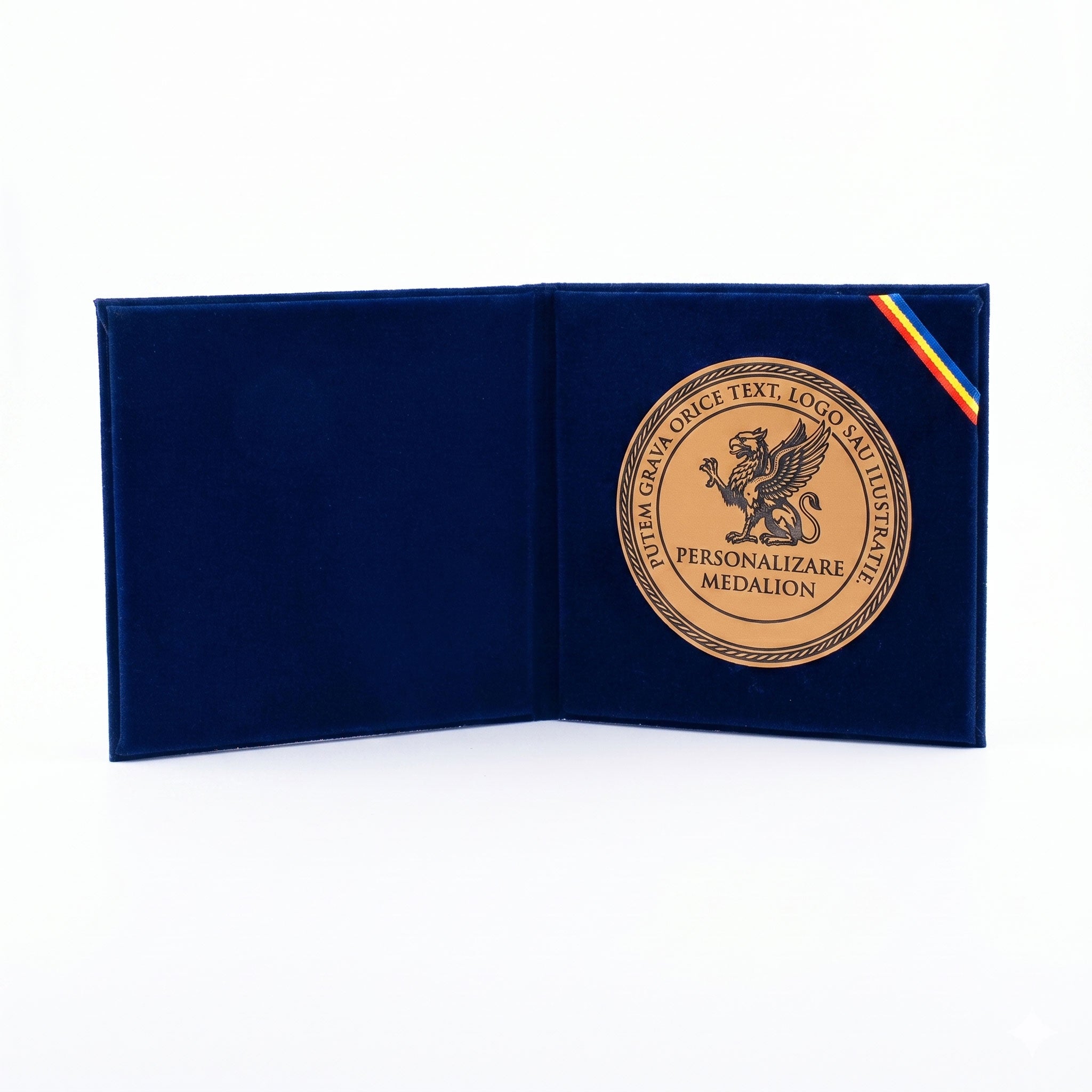 Medalie de merit personalizata 70mm finisaj bronz in mapa subtire de 1cm din catifea bleu marin, ideala pentru premiere.