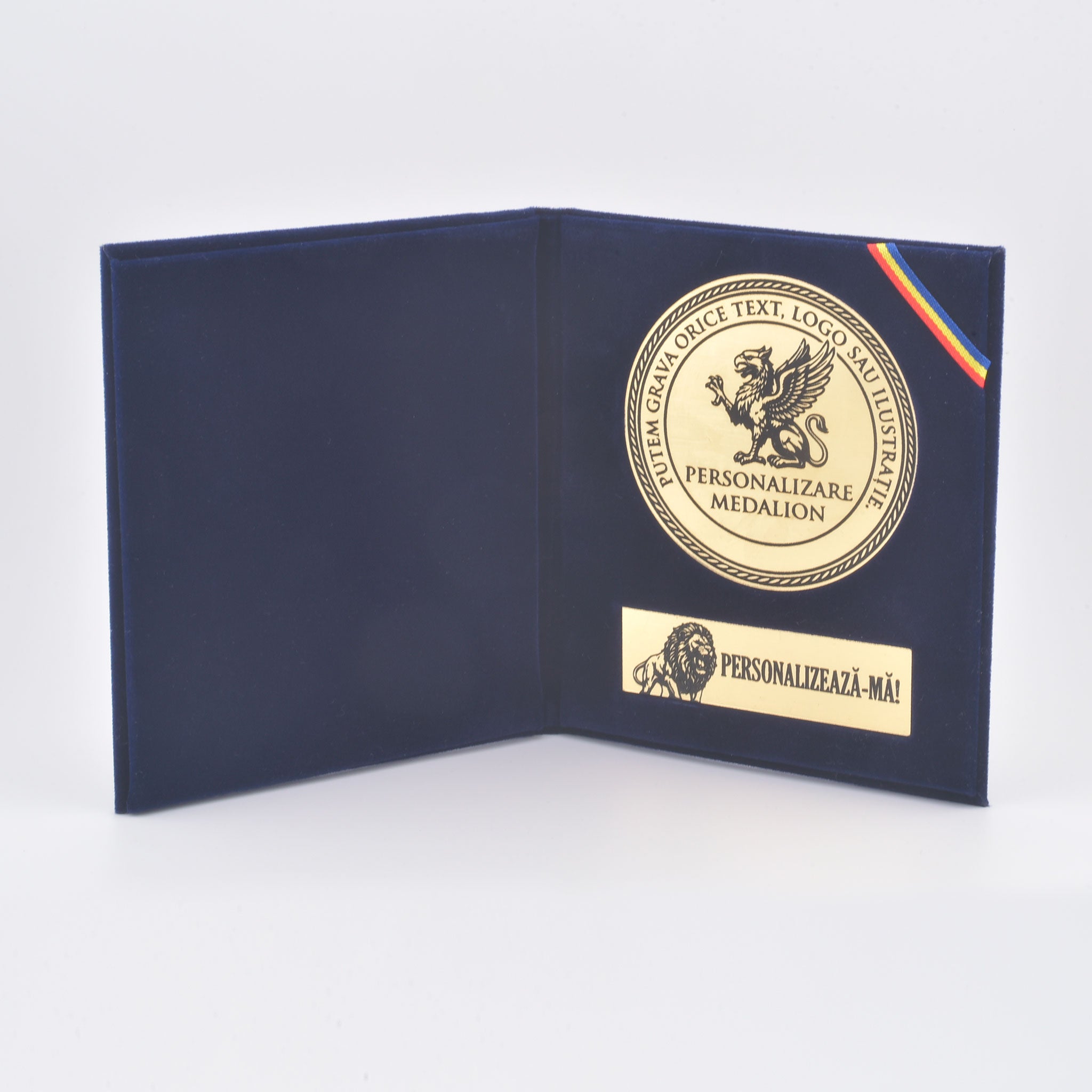 Medalie personalizată XL de 70 mm, finisaj auriu periat, cu plăcuță gravată, prezentată în mapă de catifea bleu marin cu colț tricolor.