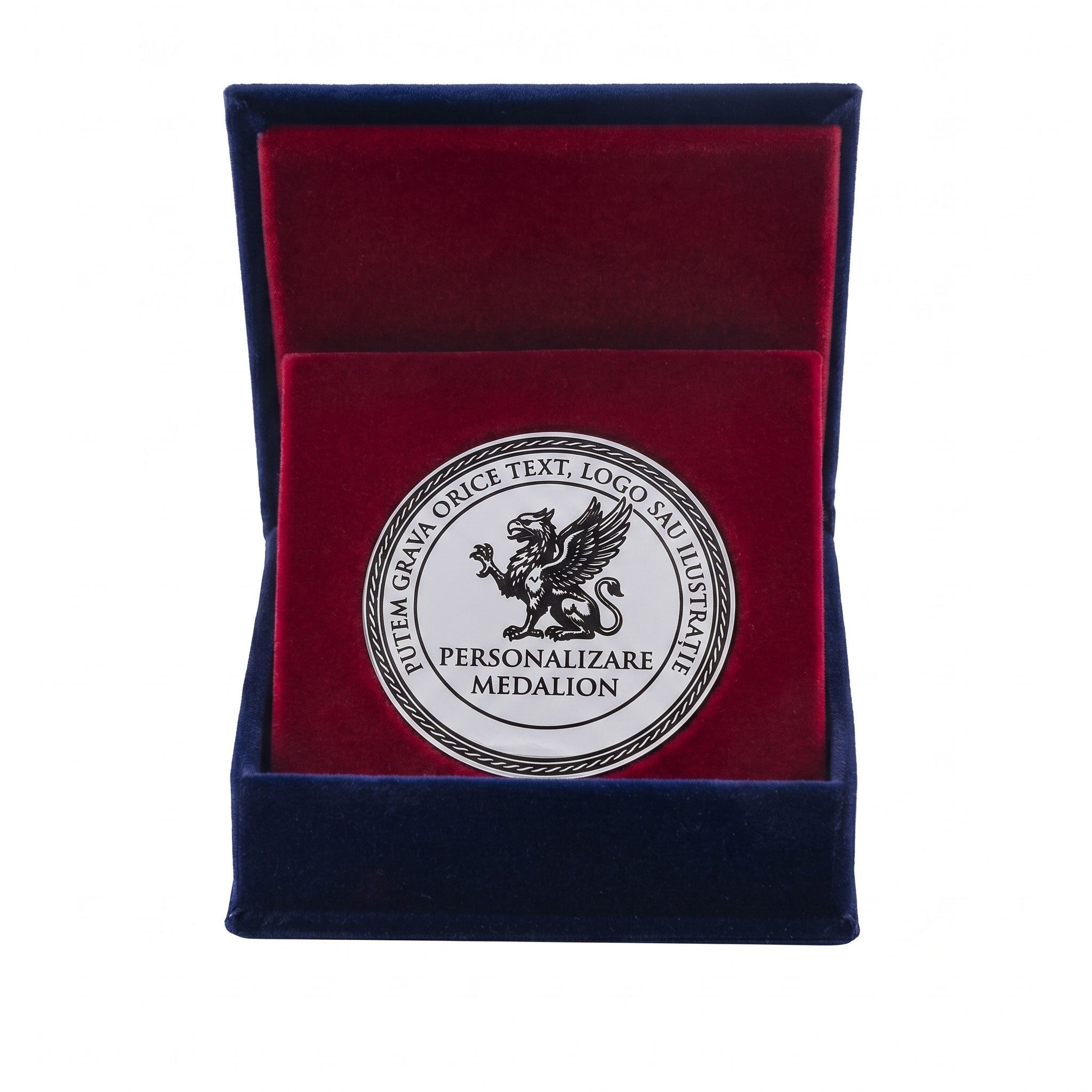 Medalie personalizata argintie periata cu cutie din catifea bleu marin si bordeaux de 8x8 cm, cu medalie de 50 mm gravata laser.