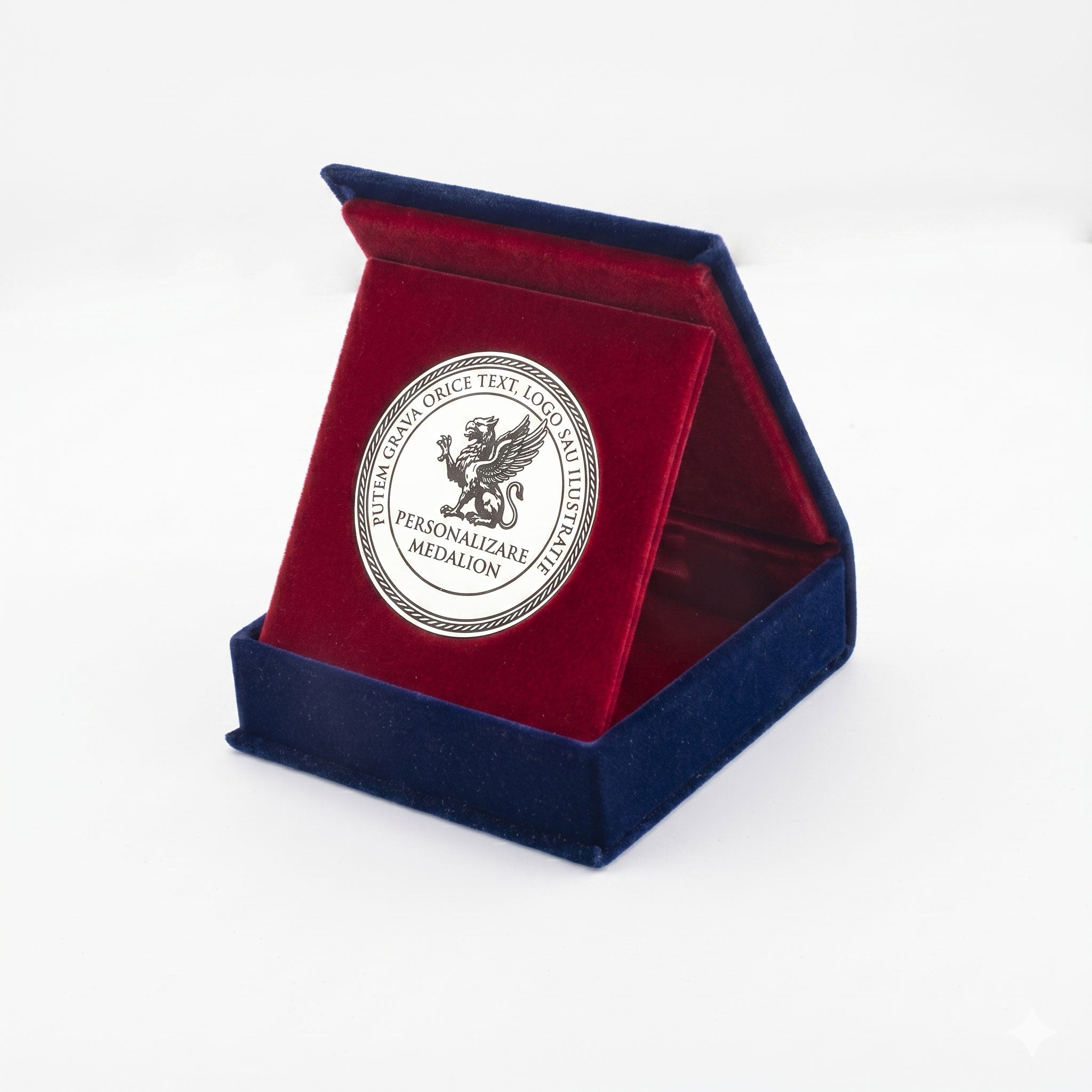 Medalie personalizata argintie periata cu cutie din catifea bleu marin si bordeaux de 8x8 cm, cu medalie de 50 mm gravata laser.
