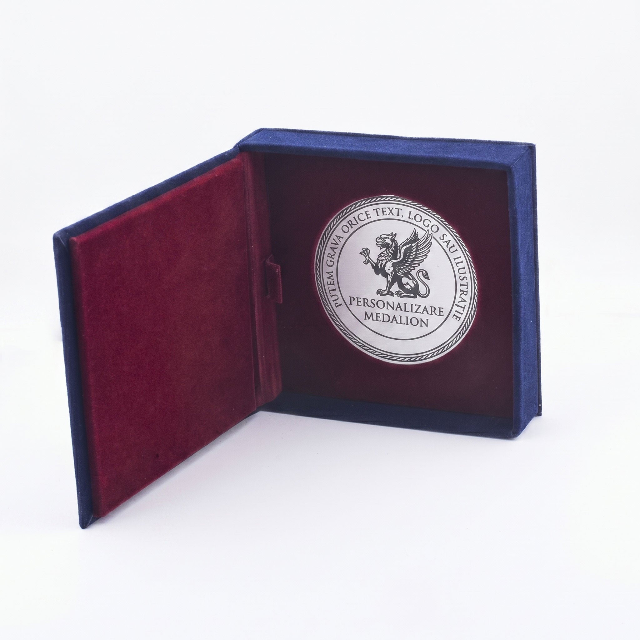 Variante de medalie personalizata cu cutie in finisaj argintiu periat si alte culori metalice, prezentate in ambalaj de catifea 12x12 cm.