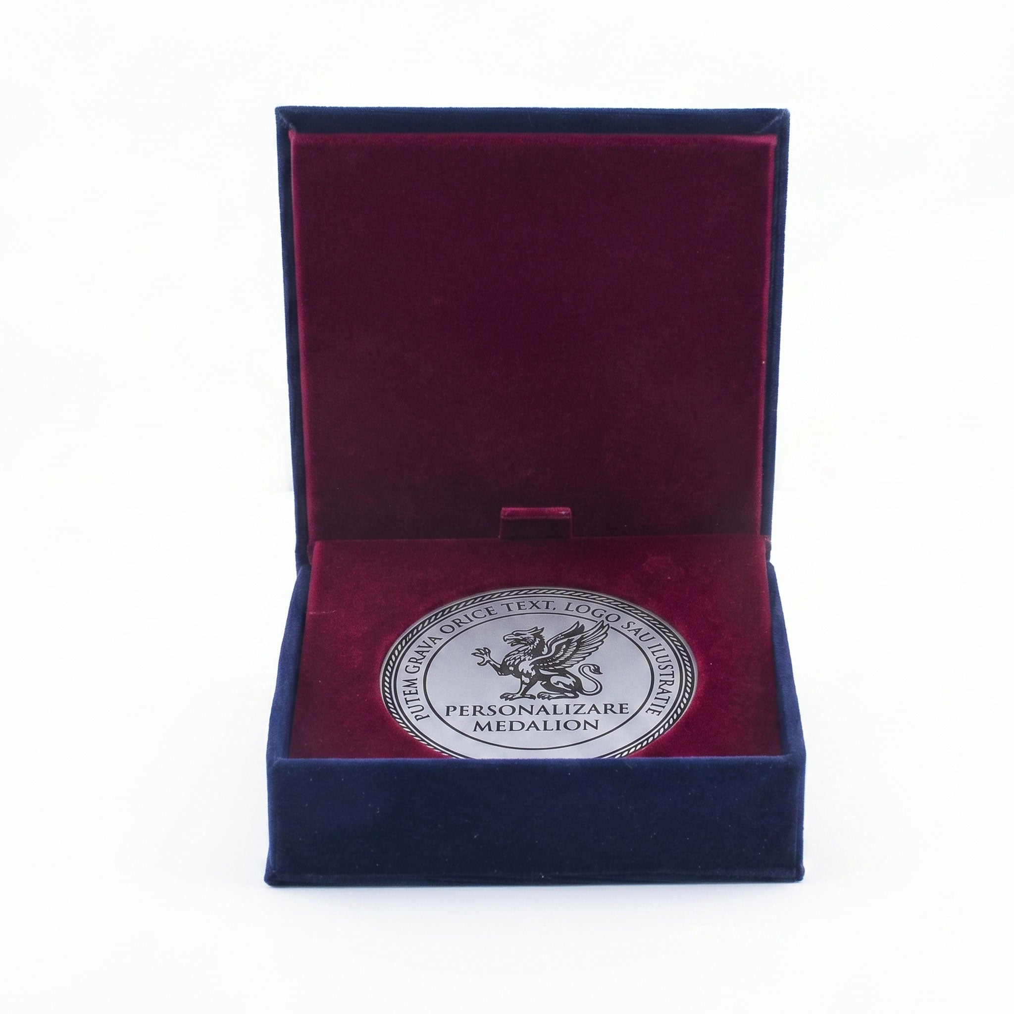 Sistem de expunere tip mapa pentru medalie personalizata cu cutie, dimensiune 12x12 cm, contrast elegant bleu marin si grena bordeaux, cu medalie argintie.