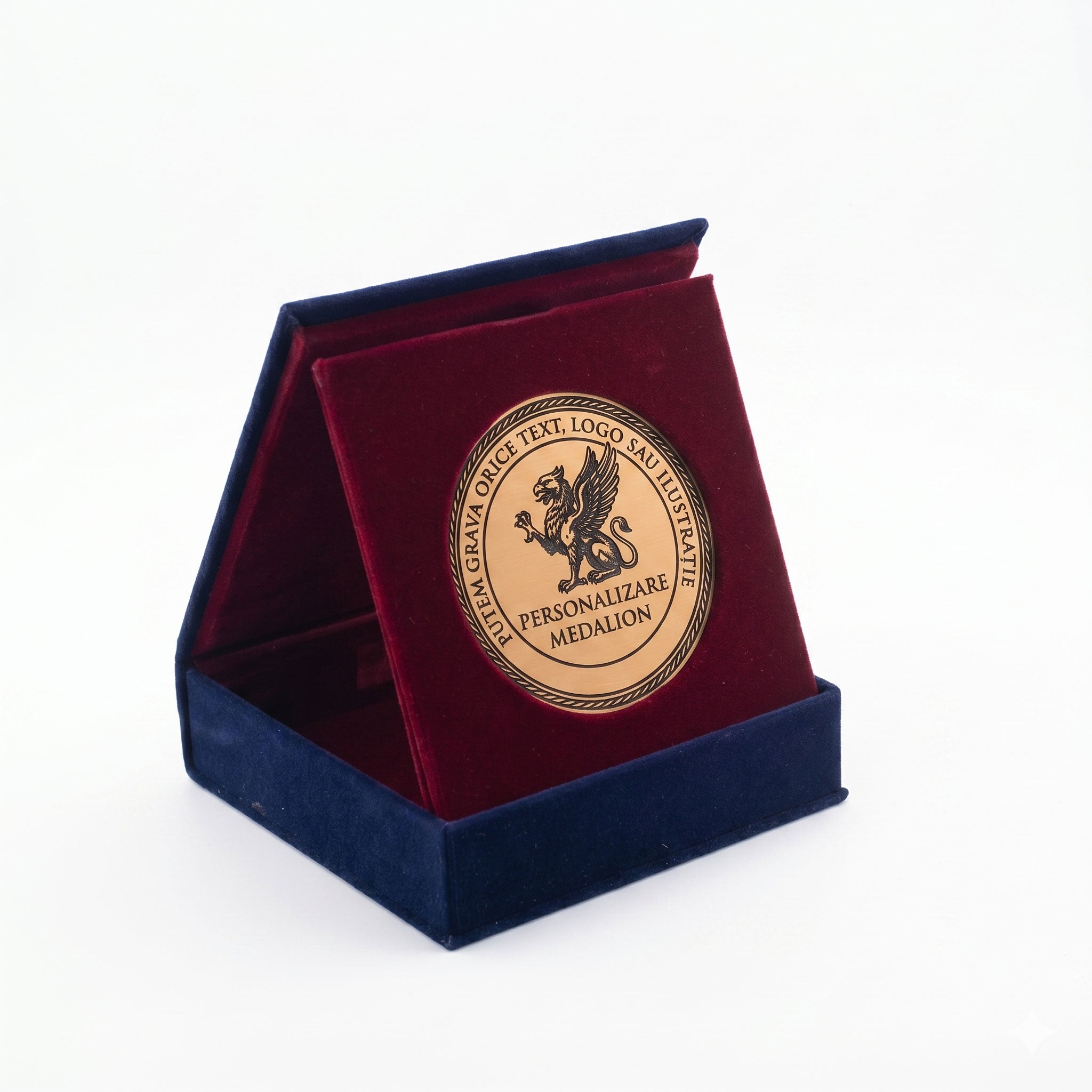 Detaliu medalie personalizata cu cutie, finisaj bronz 70mm pe suport de catifea bordeaux, ideala pentru premii de merit si distinctii.