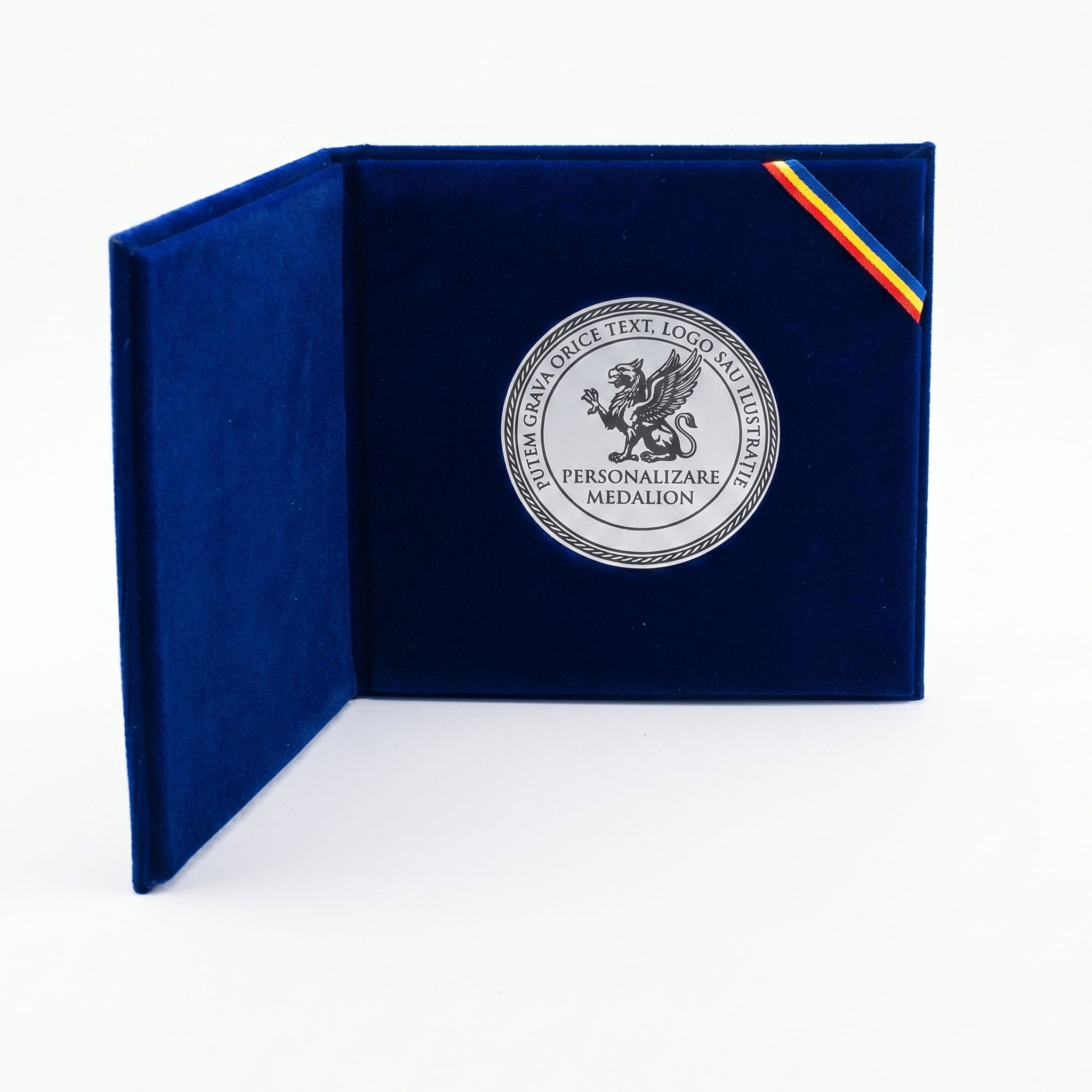 Medalie personalizata cu mapa din catifea bleu marin, deschidere tip carte, dimensiune 10x10 cm. Argintiu periat.