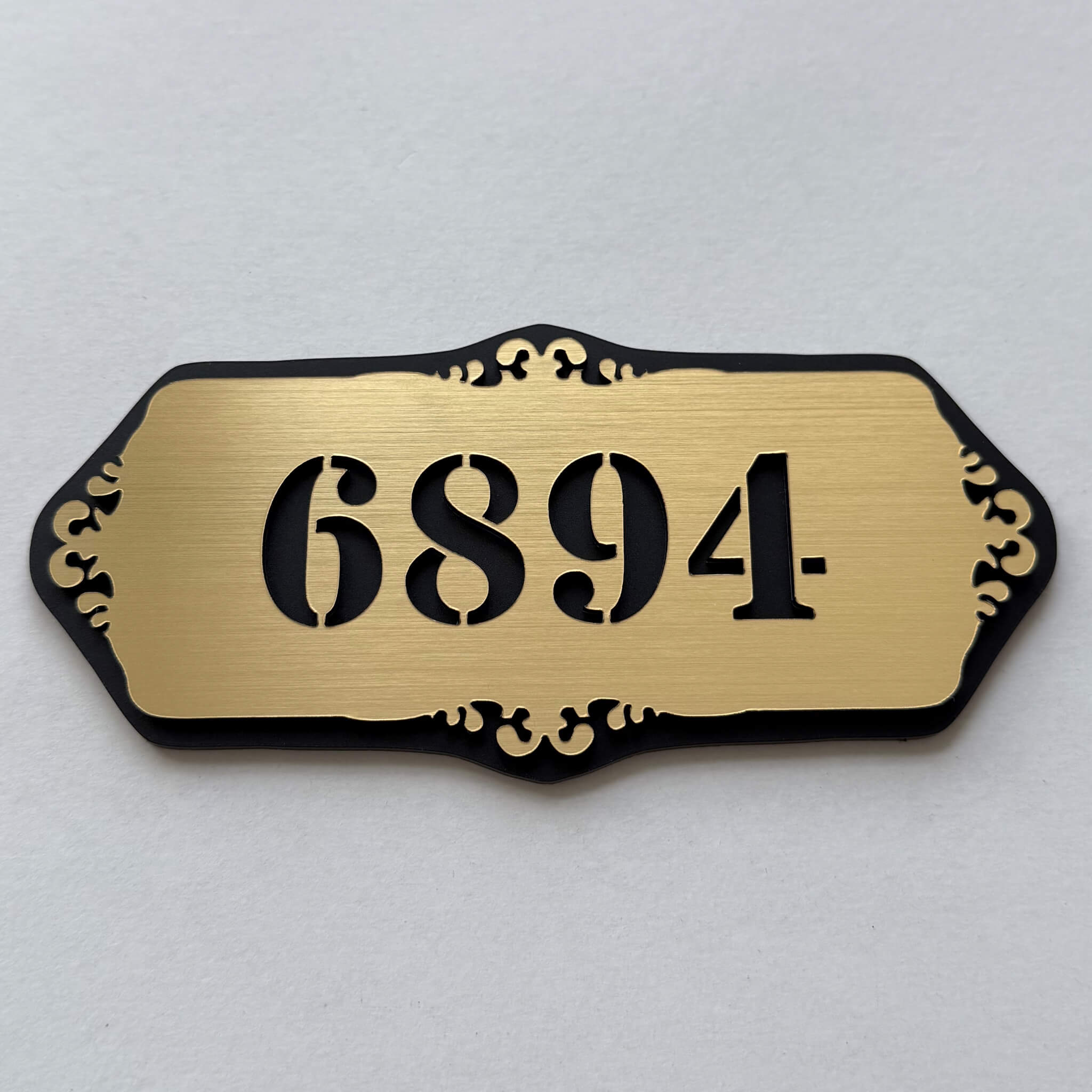 numar apartament Arabesque 15 cm cu suprafata auriu periat si baza negru mat vedere fata