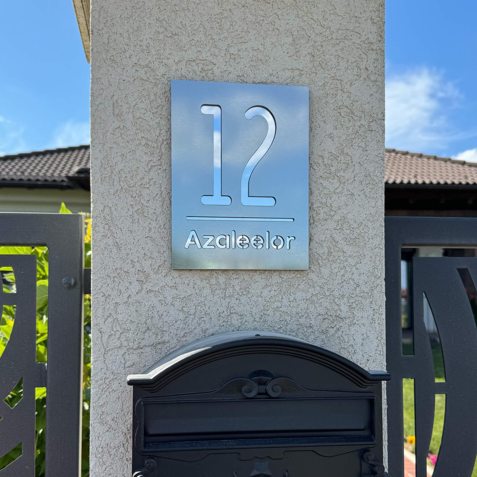 Numar pentru casa de exterior cu numarul si numele strazii din argintiu periat cu oglinda la baza montat pe un stalp de casa