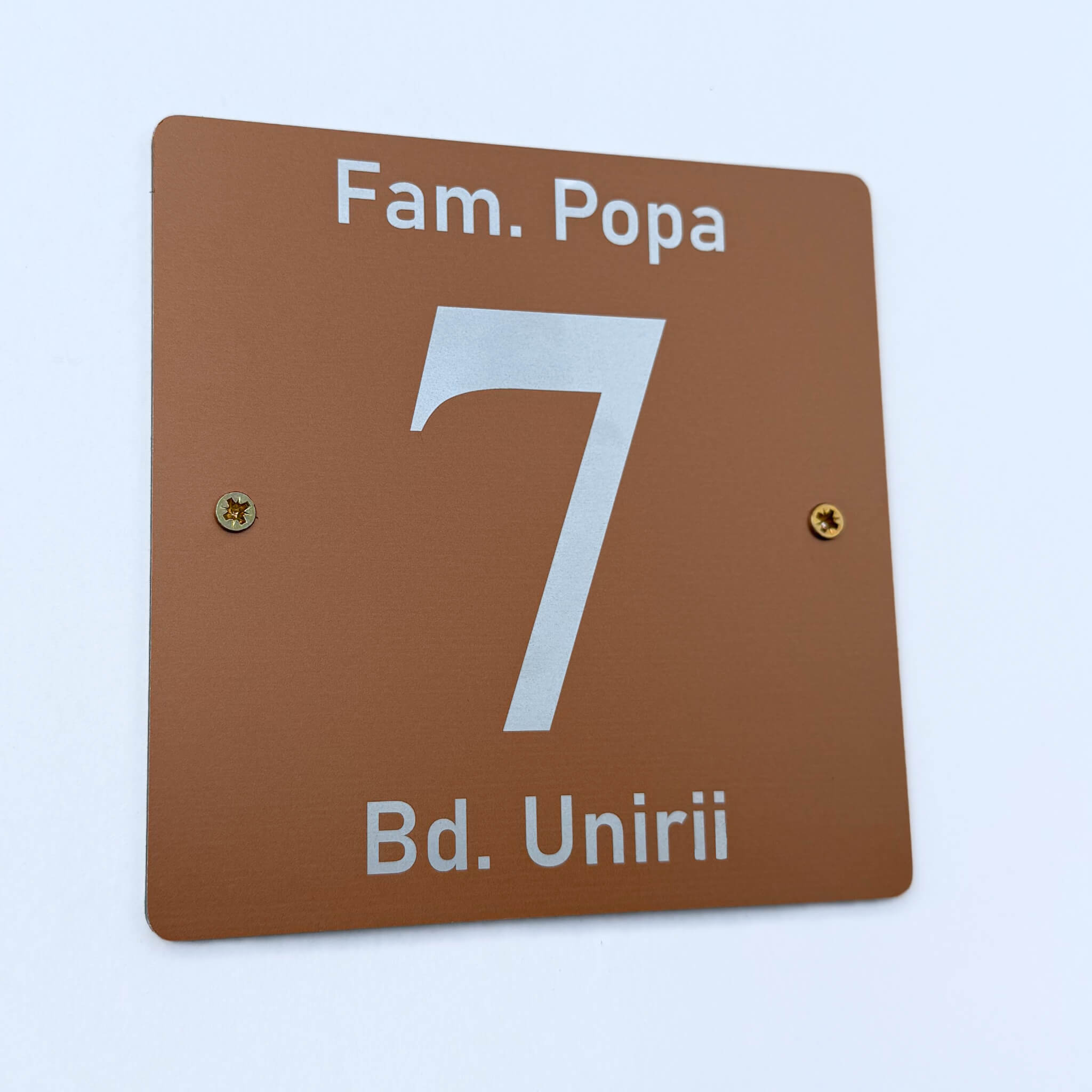 Numar casa AluCore bronz mat 15x15cm, gravura laser argintie – vedere frontala, Fam. Popa, Bd. Unirii