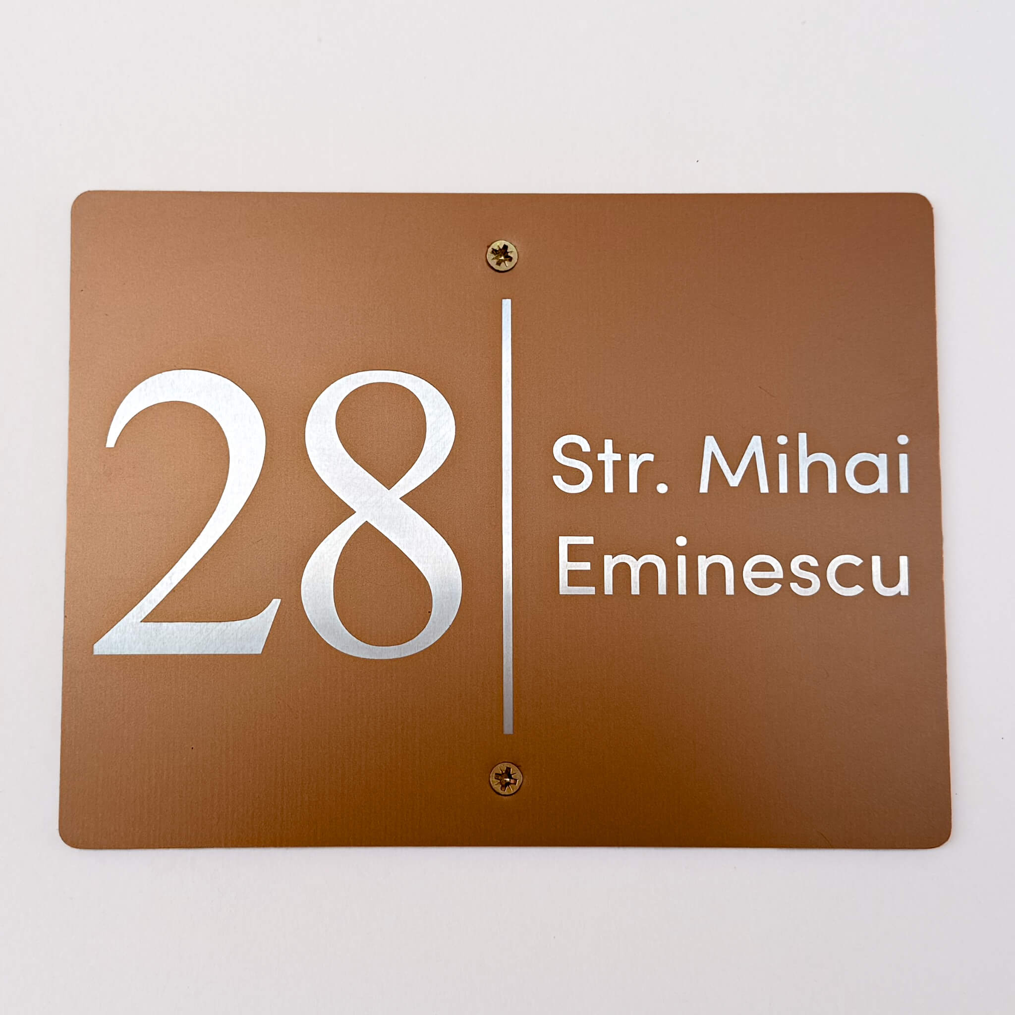 Numar casa AluCore Landscape bronz mat 20x15cm, gravura laser argintie – vedere frontala, Str. Mihai Eminescu 28