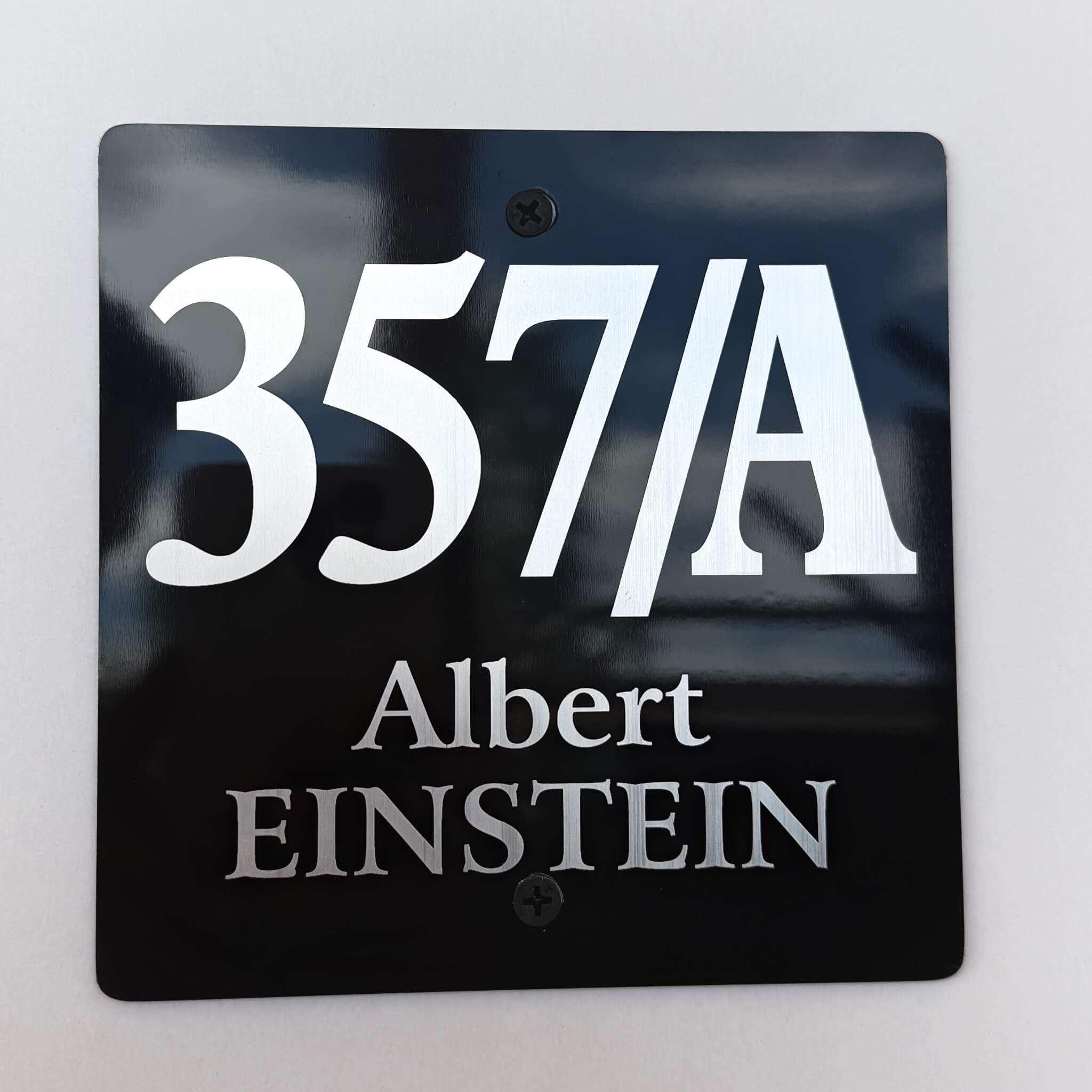 Numar casa AluCore negru lucios 15x15cm, gravura laser gri mat – vedere frontala, 357/A Albert Einstein