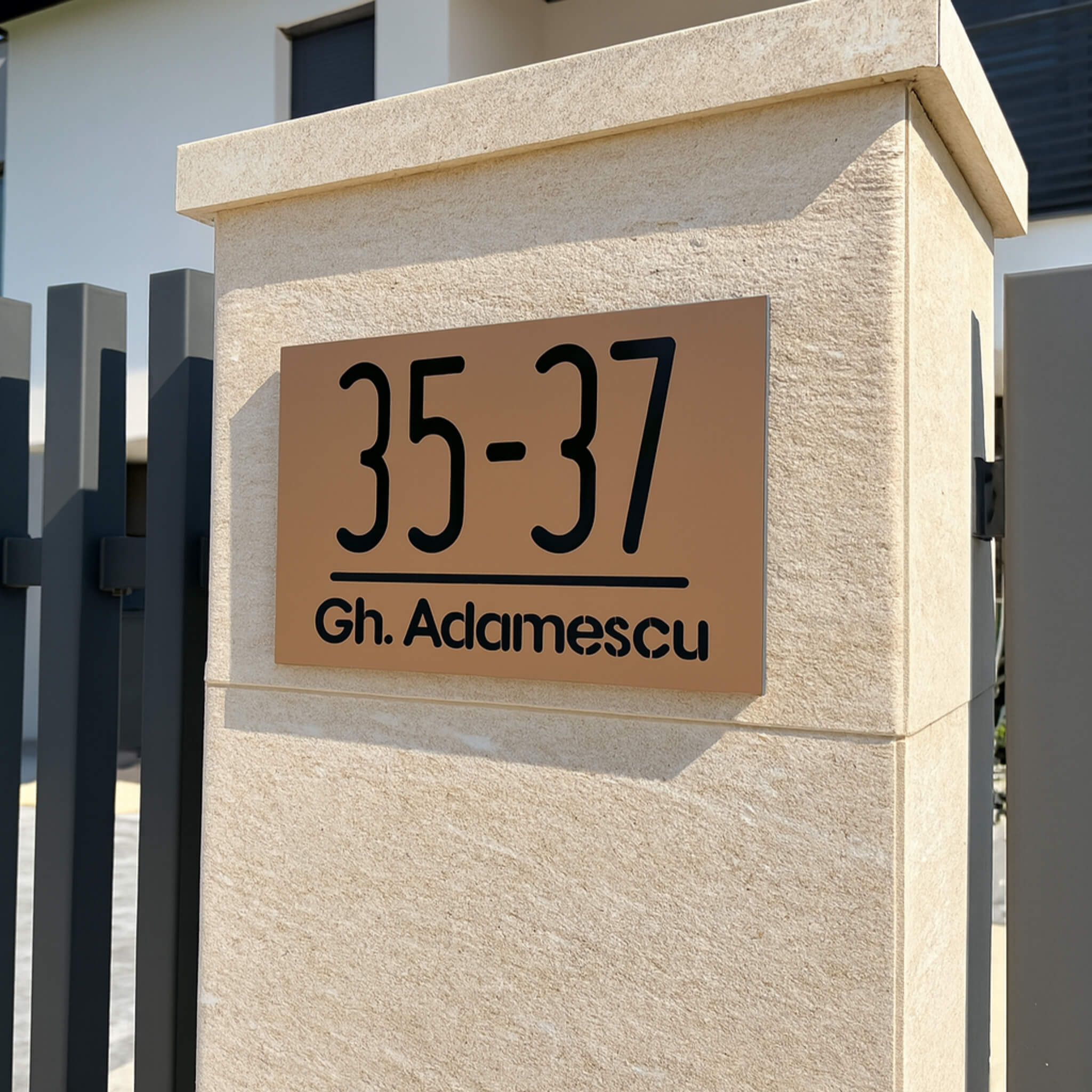 numar casa urban landscape montat pe stalpul unui gard modern