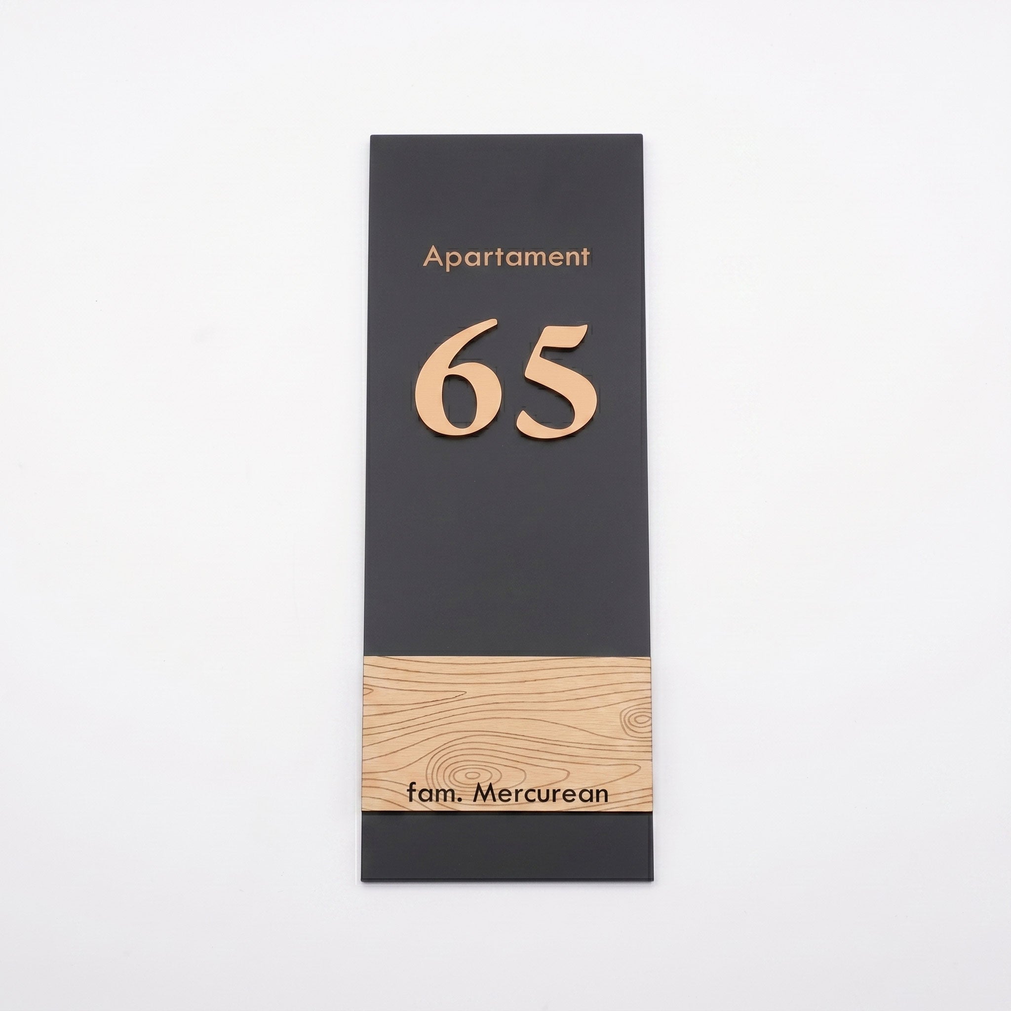 Numar personalizat pentru usa de apartament cu format vertical, avand o sectiune texturata la baza pentru numele familiei.
