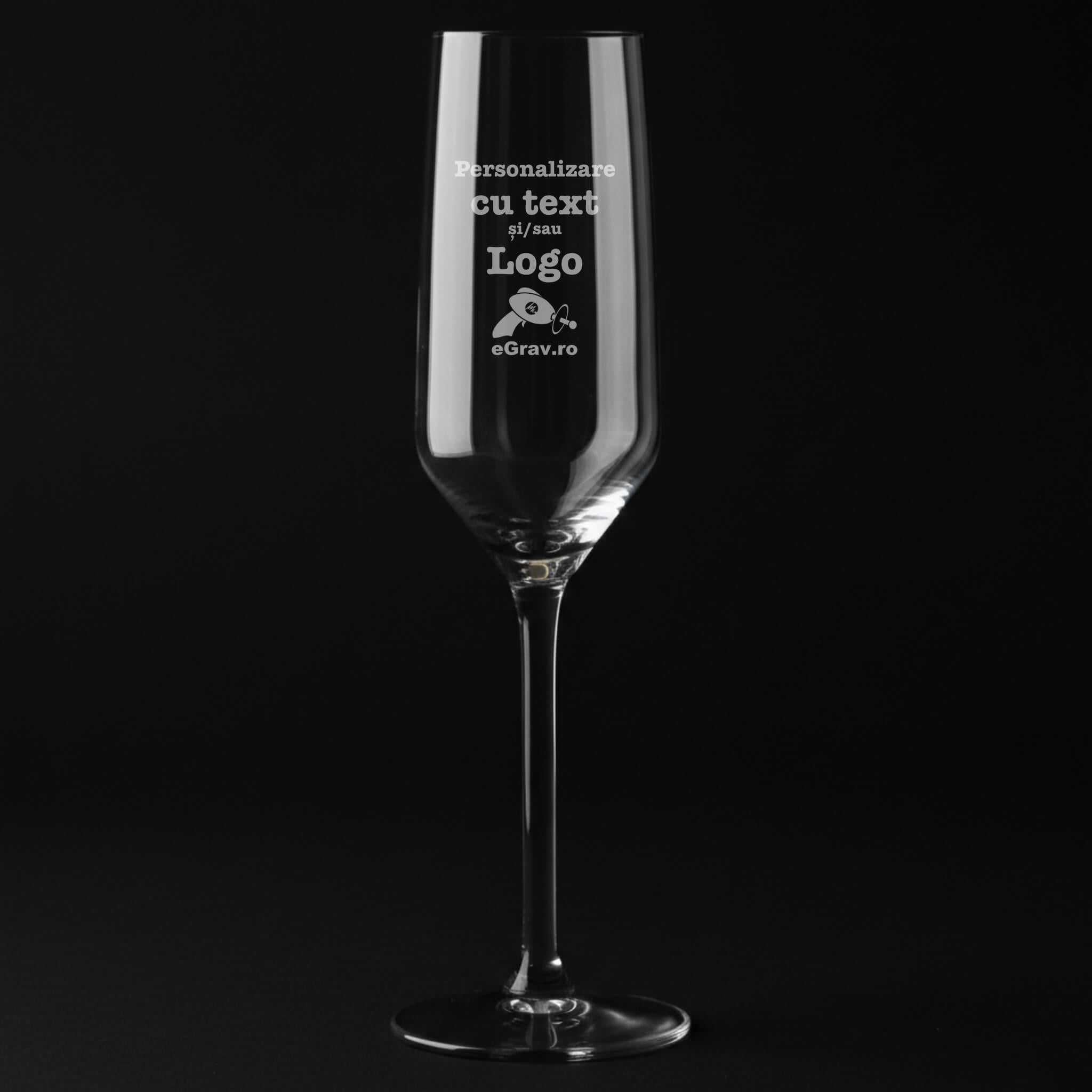 Pahar sampanie personalizat 220 ml Linea Carre gravura text logo fundal negru