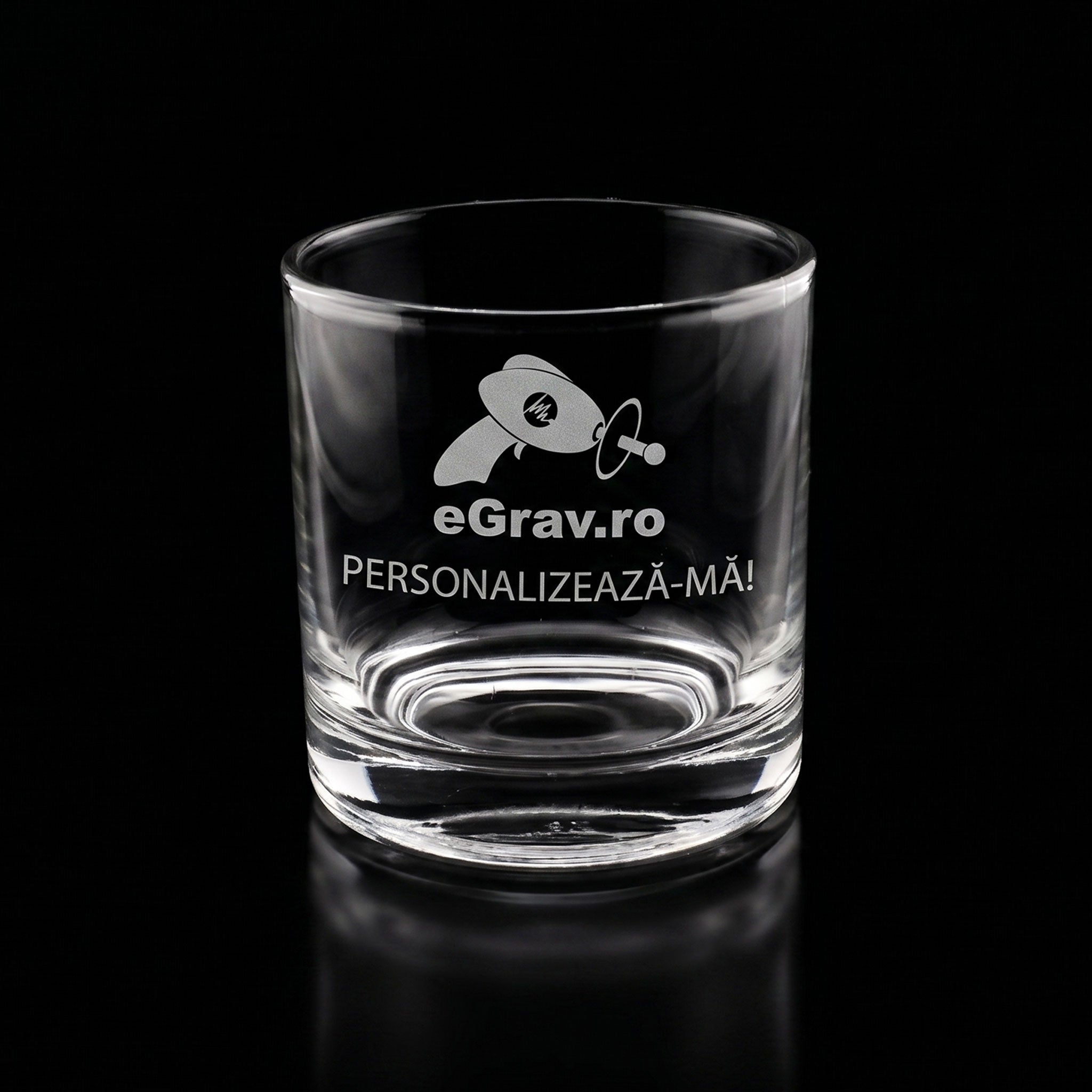 Pahar de whiskey model Classic din sticla cu pereti drepti si baza grea, personalizat prin gravura laser.