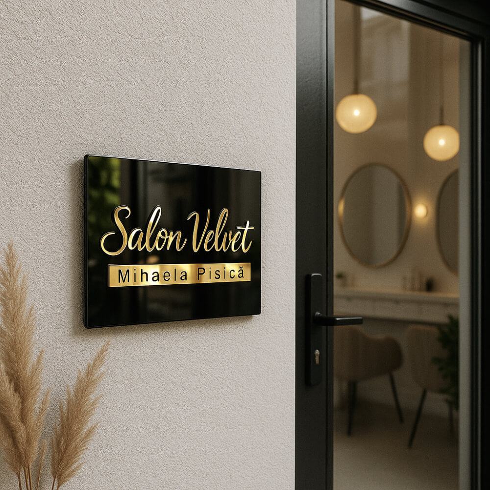 placa de firma din acrilic negru lucios si auriu oglinda, personalizata pentru un salon de infrumusetare