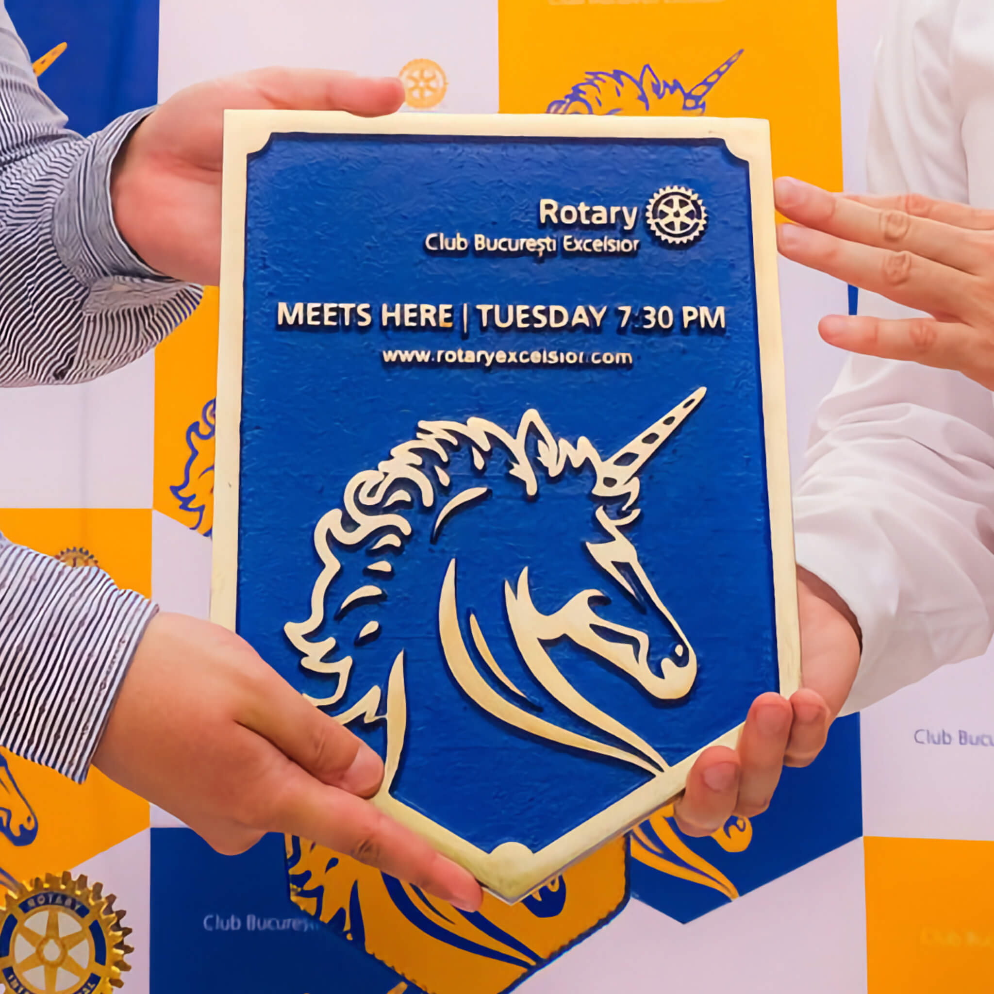 placa de firma din bronz turnat cu fundal albastru si unicorn in design